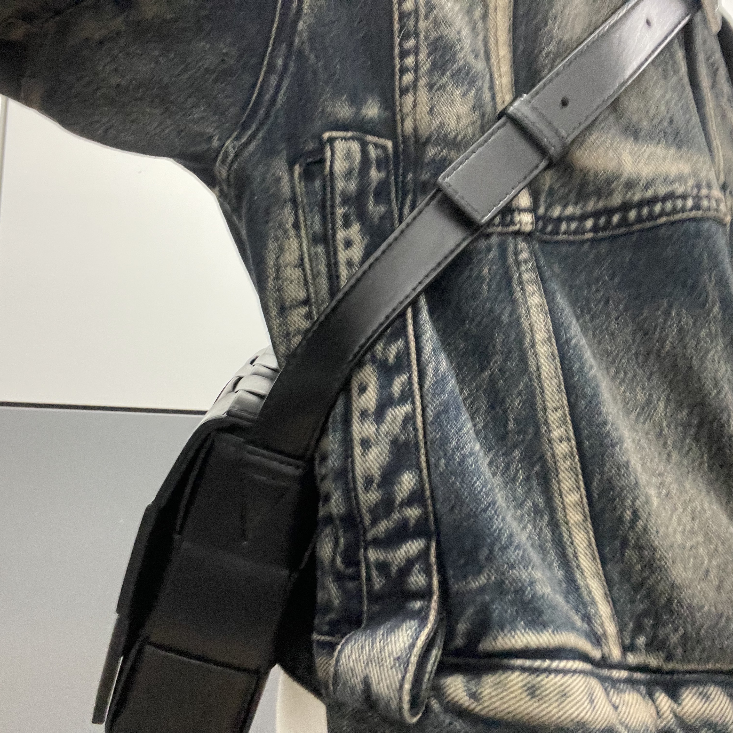 Bottega Veneta Urban Leather Crossbody Cassette Black Silver 착용 스타일 - 1