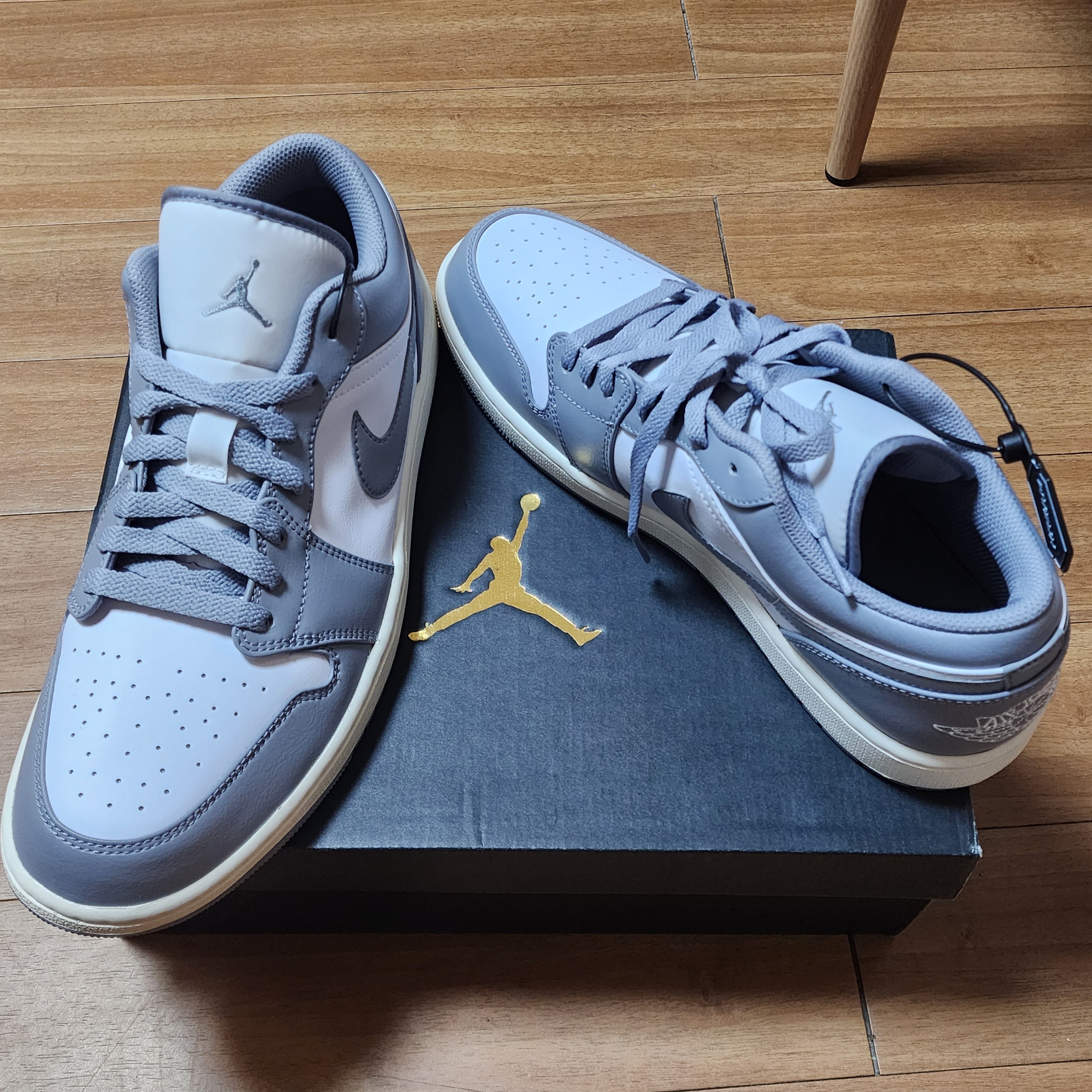 Jordan 1 Low Stealth and White 착용 스타일 - 2
