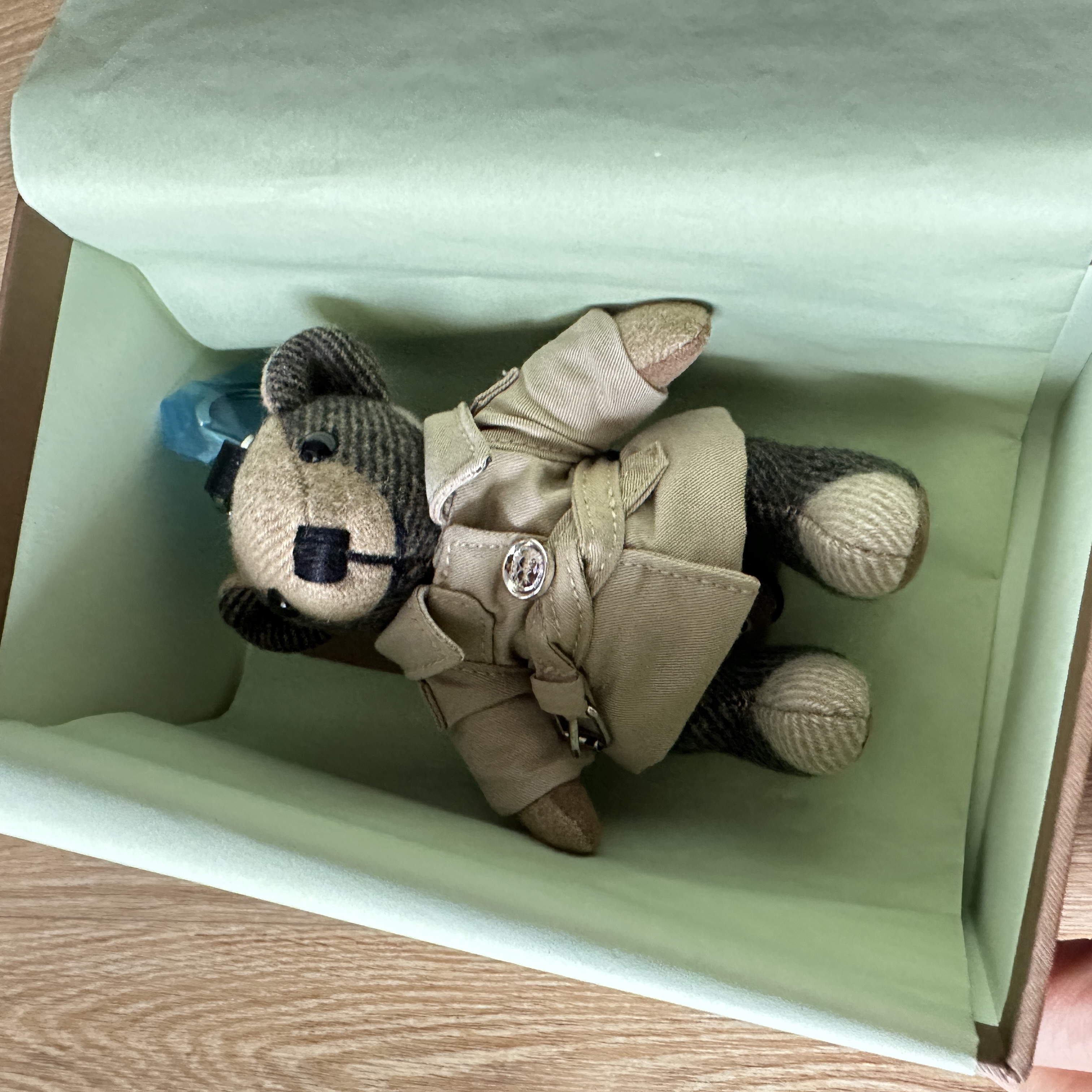 Burberry Thomas Bear Charm in Trench Coat Archive Beige 착용 스타일 - 2