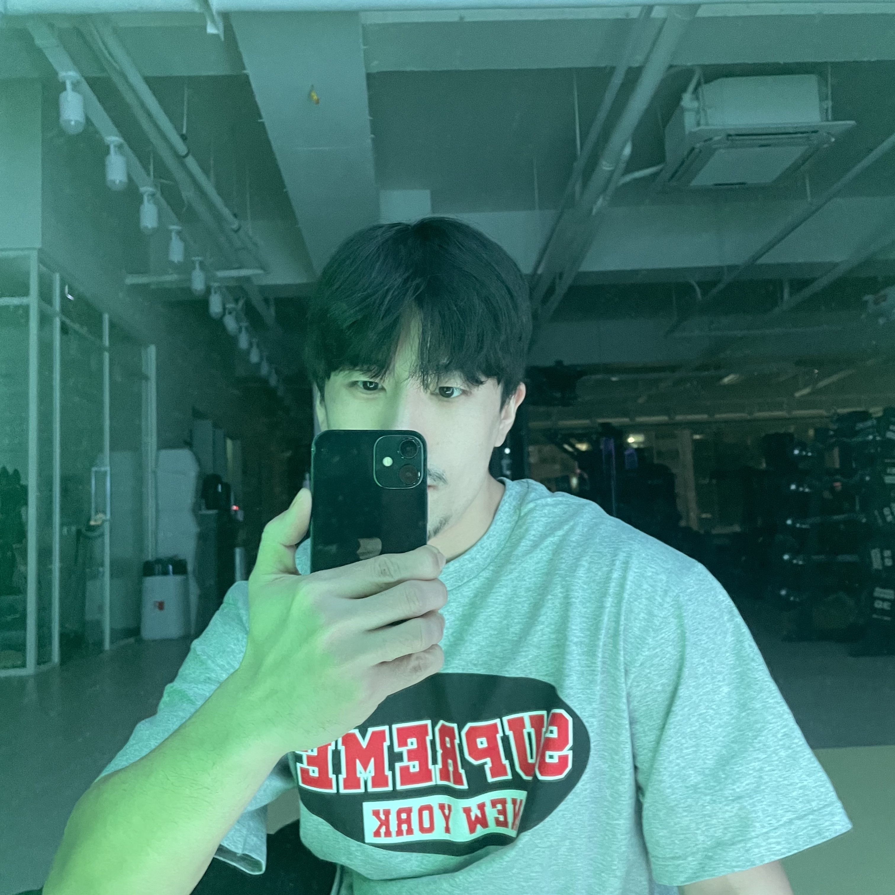 Supreme New York T-Shirt Heather Grey - 23SS 착용 스타일