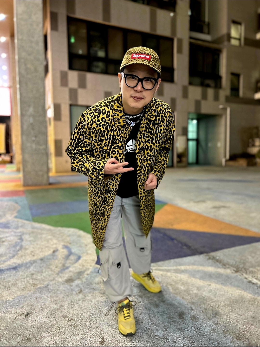 Supreme x Barbour Waxed Cotton Camp Cap Leopard - 20SS, Supreme x Hysteric Glamour Leopard Trench Tan - 21SS 착용 스타일 - 1