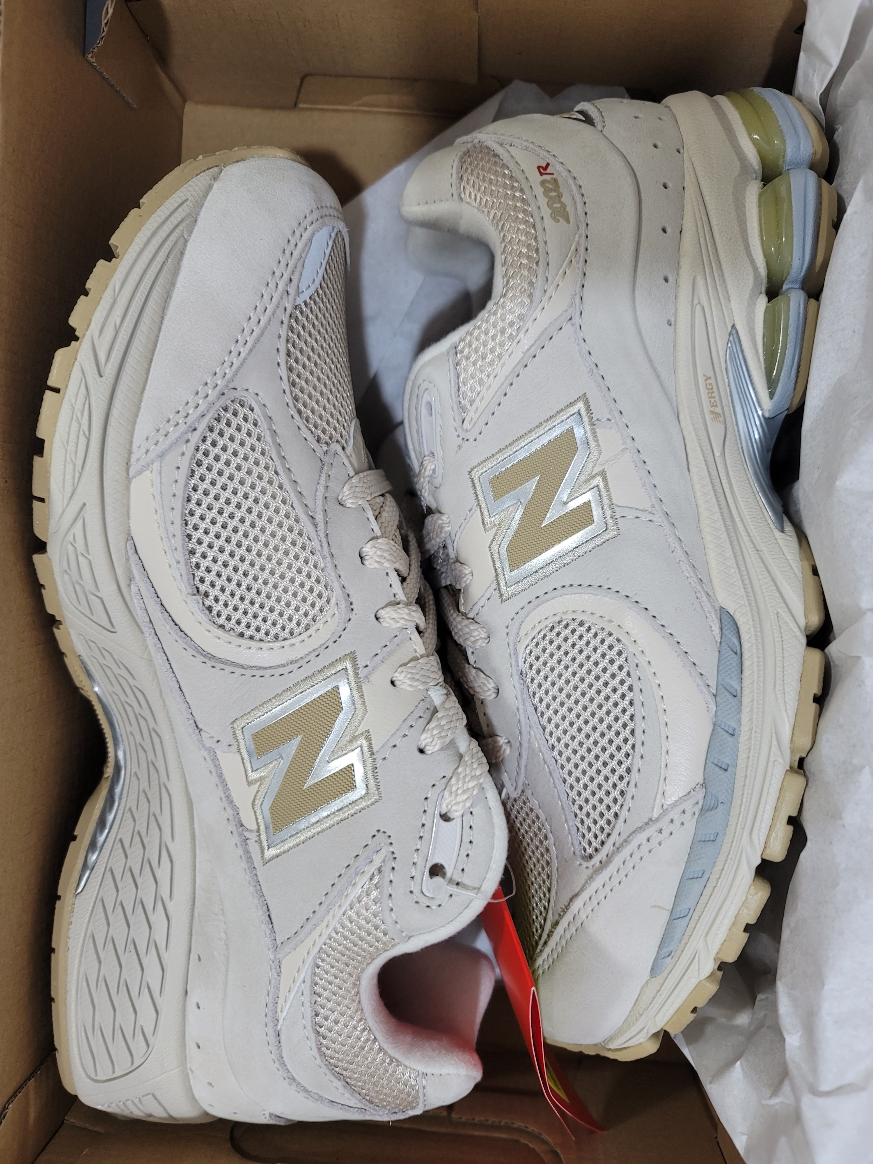 New Balance 2002R Beige 착용 스타일