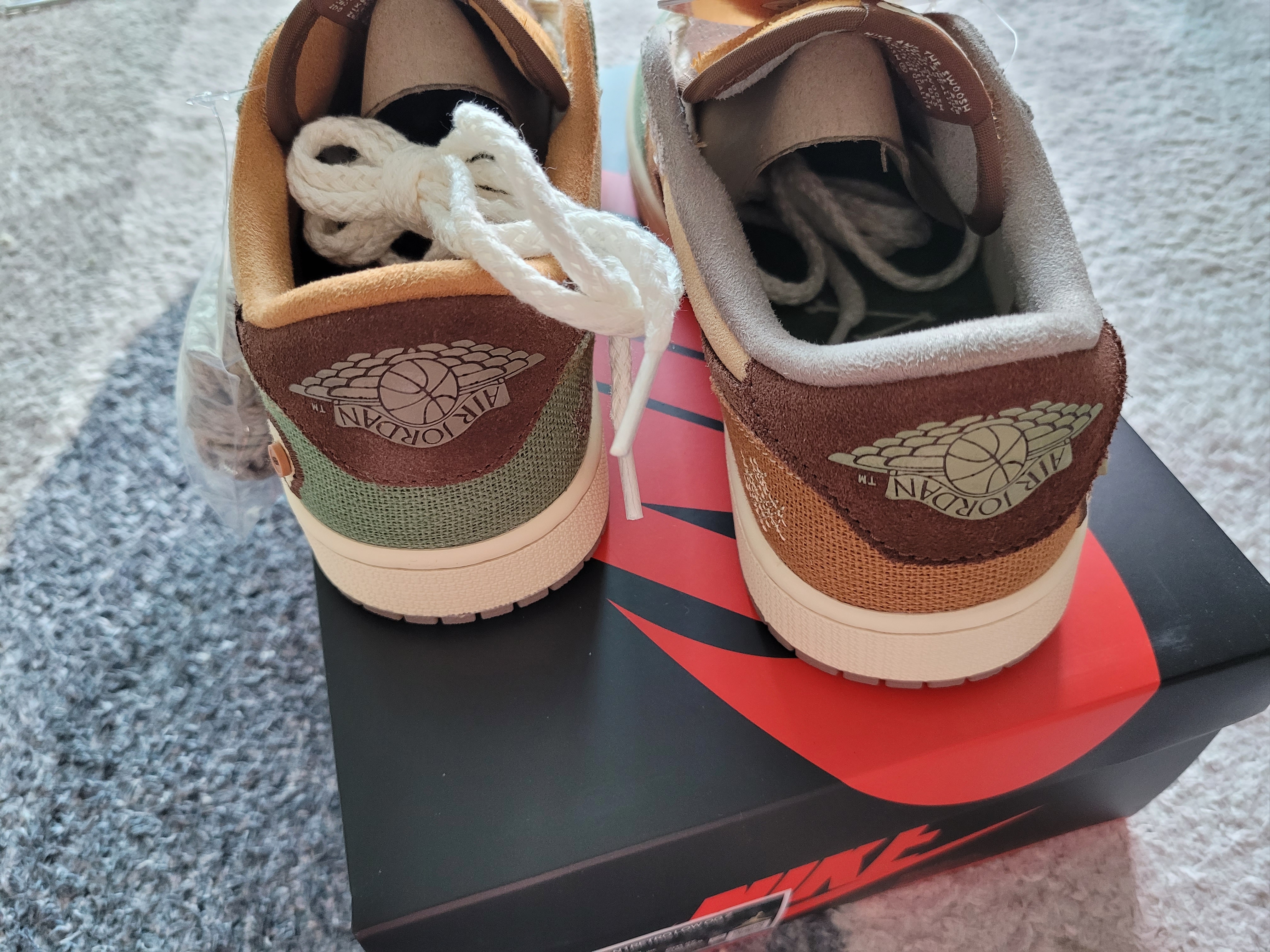 Jordan 1 x Zion Williamson Retro Low OG Flax and Oil Green 착용 스타일 - 2
