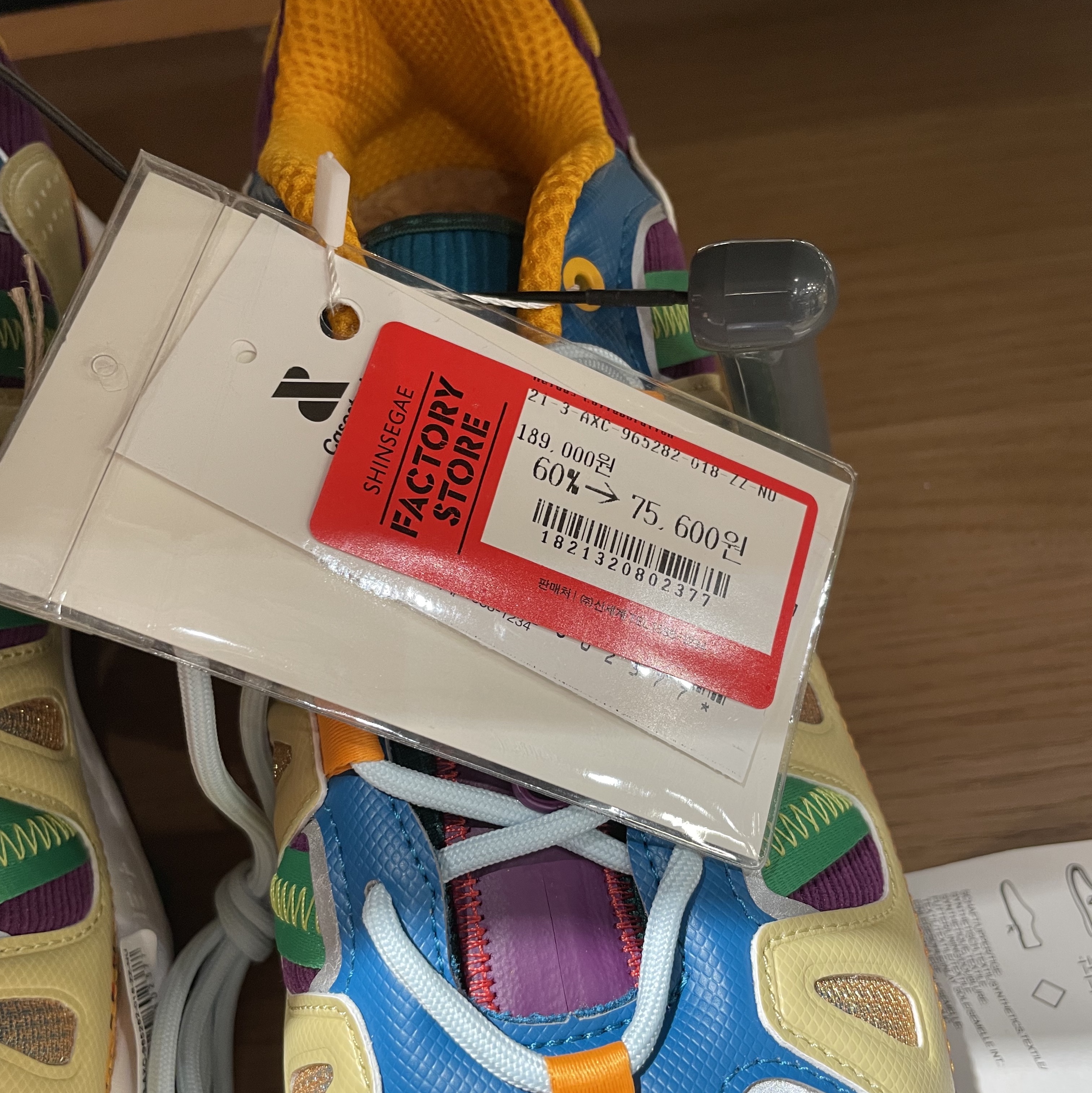 Adidas x Sean Wotherspoon Superturf Adventure Jiminy Cricket 착용 스타일 - 2