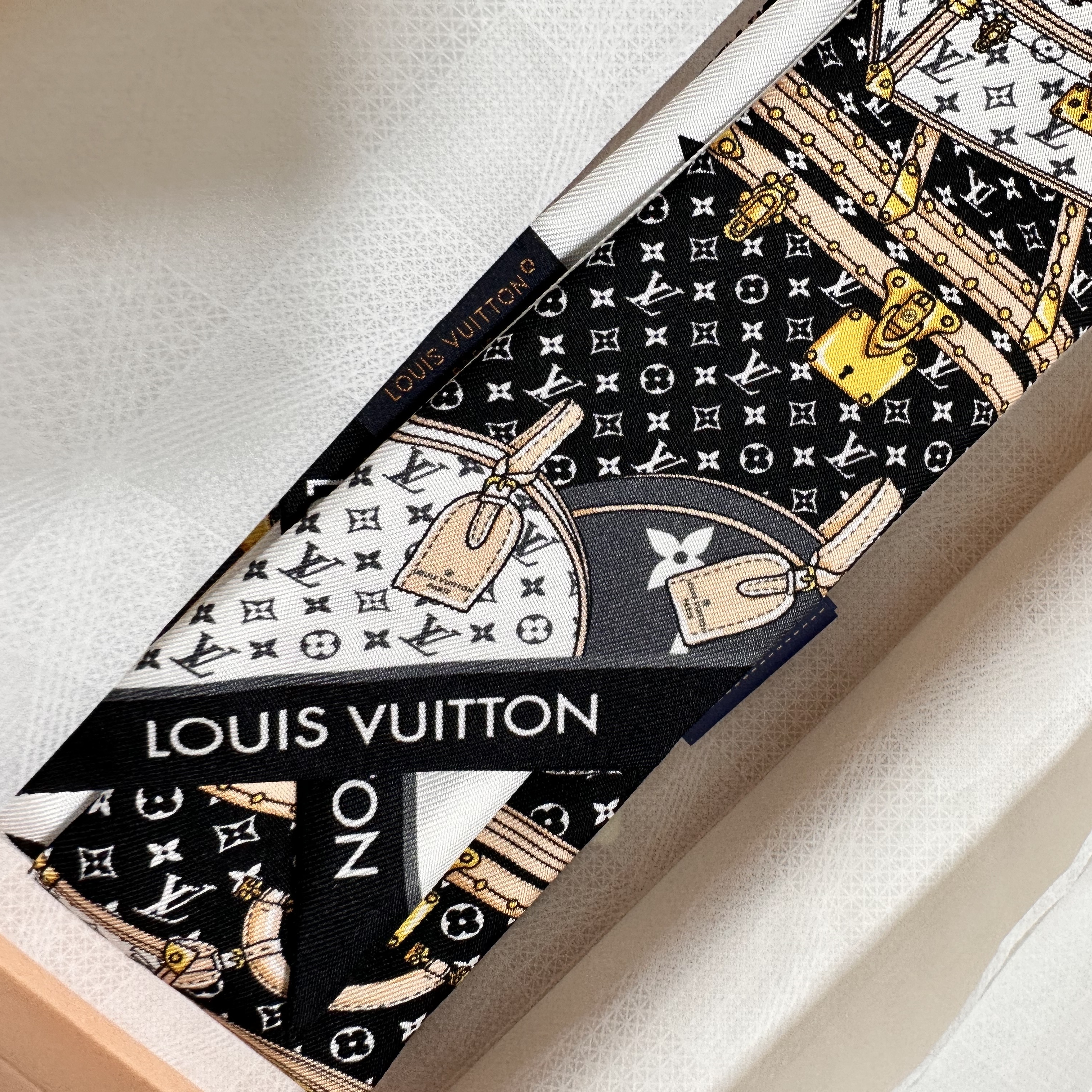 (W) Louis Vuitton Let's Go BB Bandeau Black 착용 스타일