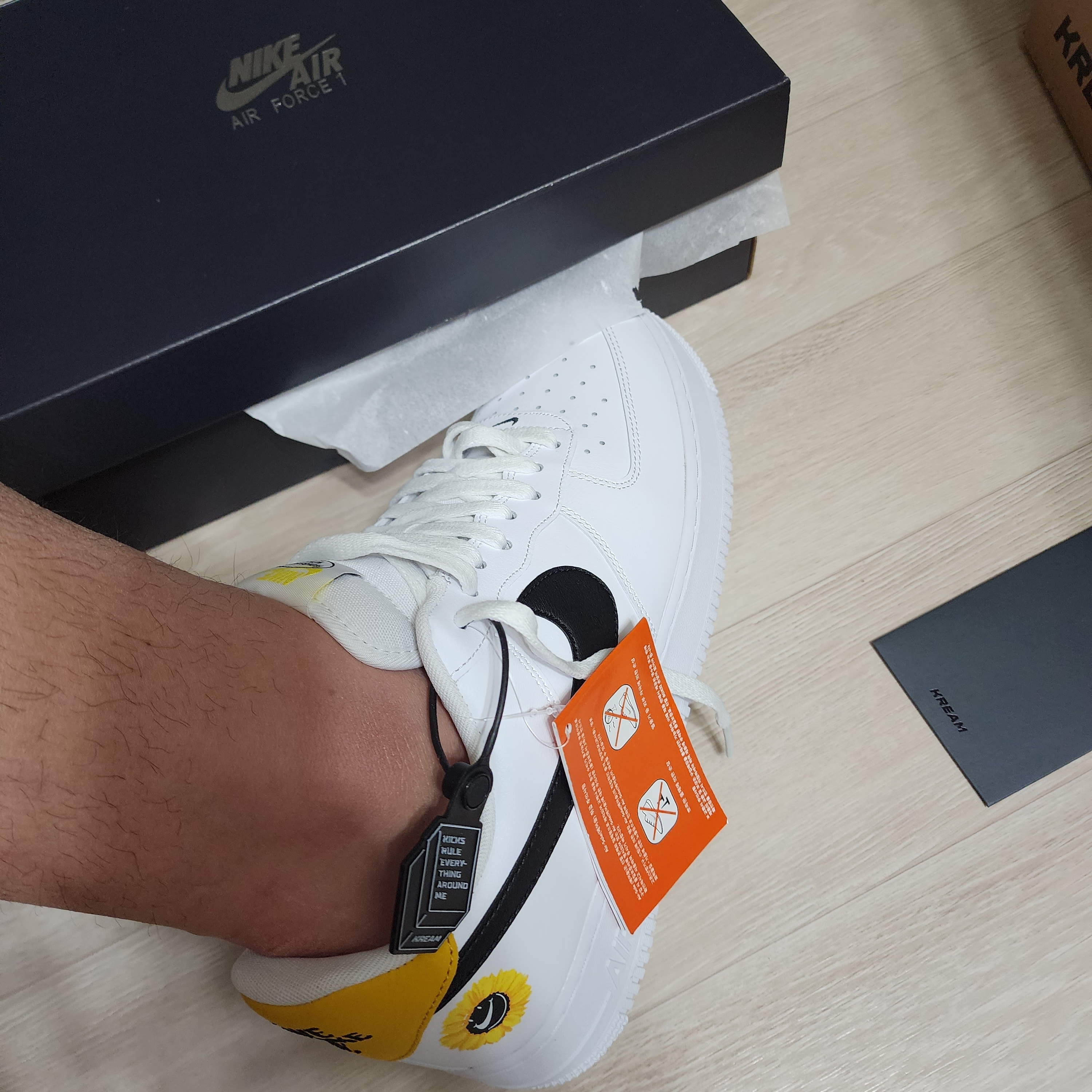 Nike Air Force 1 '07 LV8 2 Have a Nike Day 착용 스타일