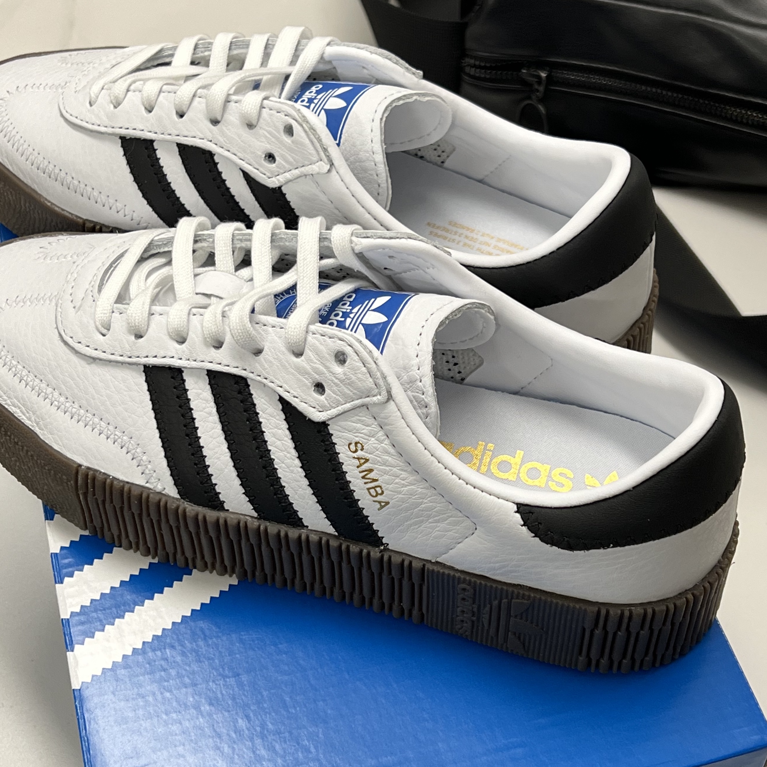 (W) Adidas Sambarose White Black Gum 착용 스타일 - 1