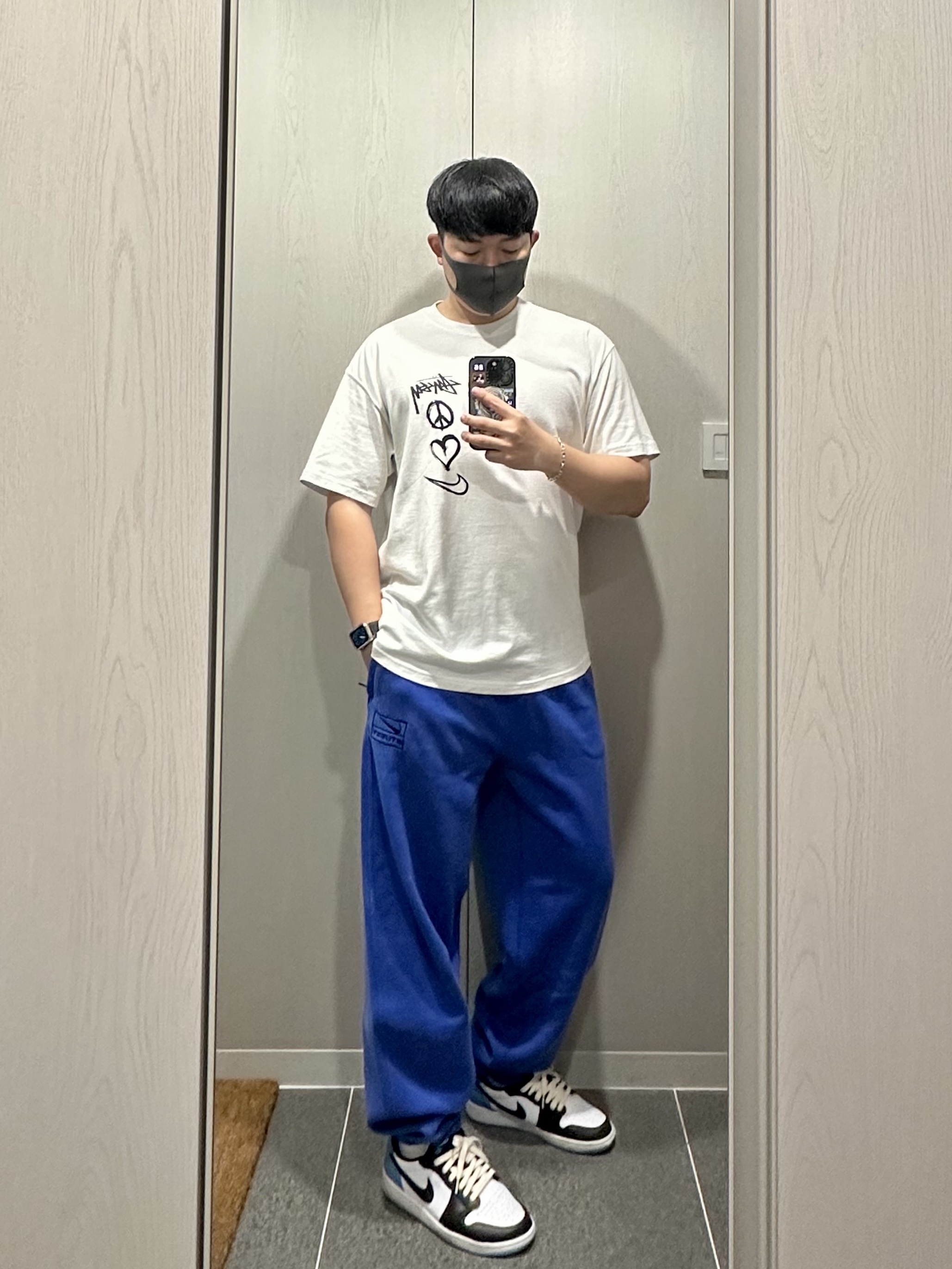 Nike x Stussy NRG Acid Washed Fleece Pants Game Royal (DR4025-480), Nike x Stussy NRG RA T-Shirt Summit White (DM4943-121) 착용 스타일