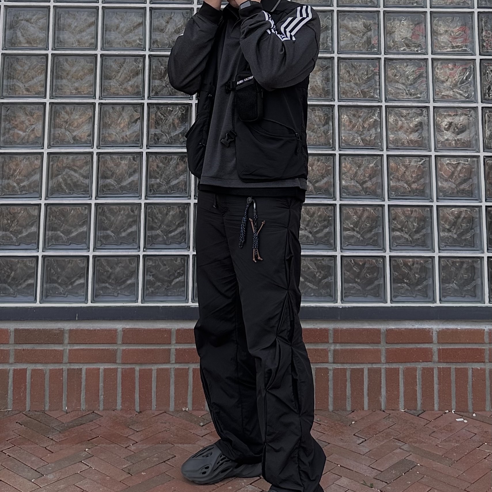 Adidas Yeezy Foam RNNR Onyx 착용 스타일
