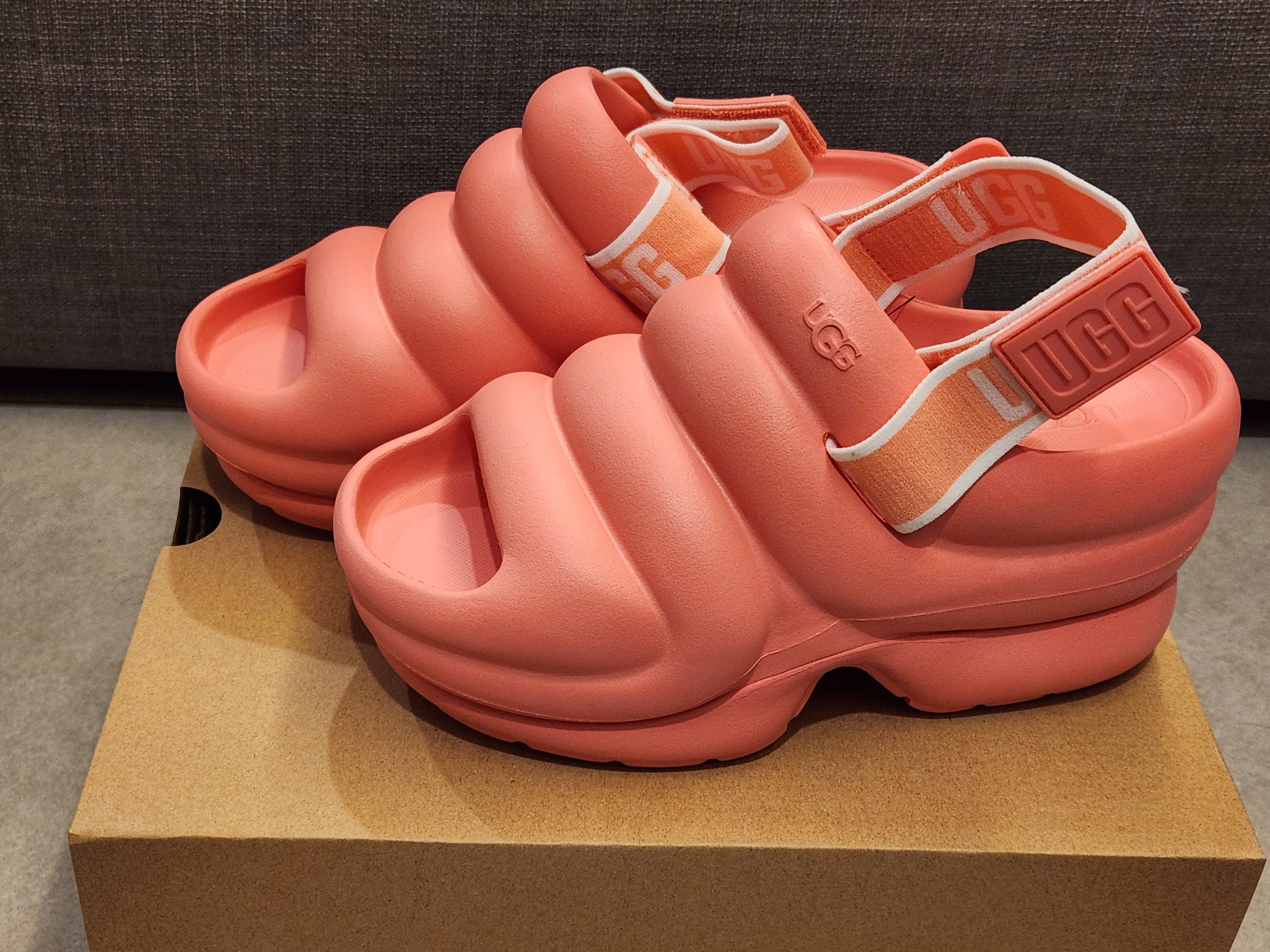 (W) UGG Aww Yeah Sandal Strawberry Cream 착용 스타일