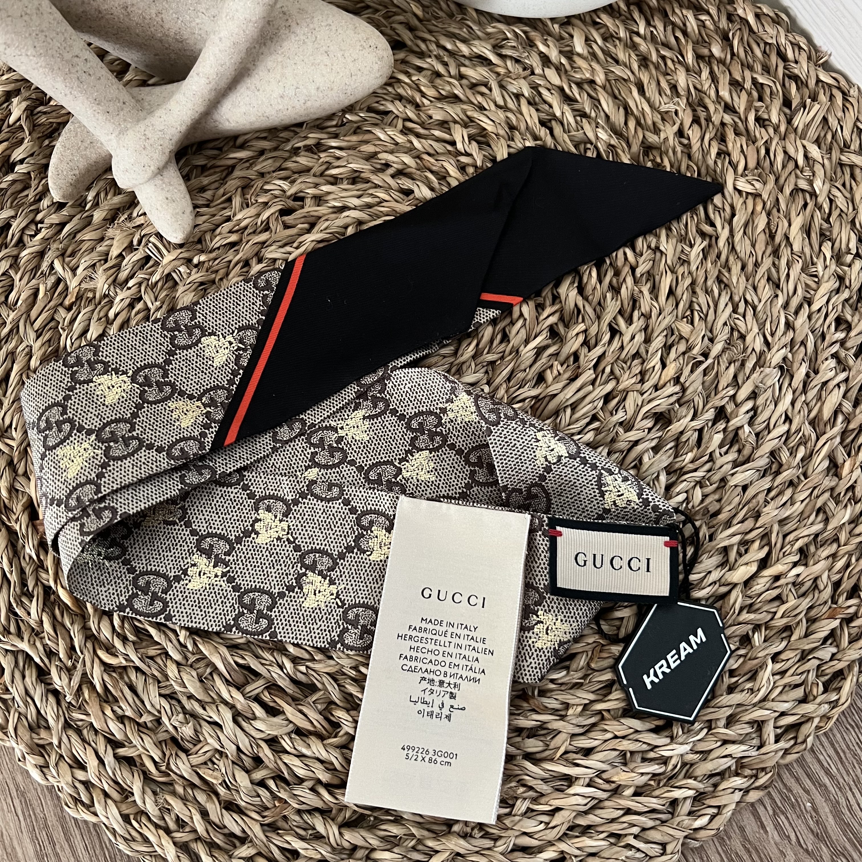 (W) Gucci GG Bees Silk Neck Bow Black 착용 스타일 - 2