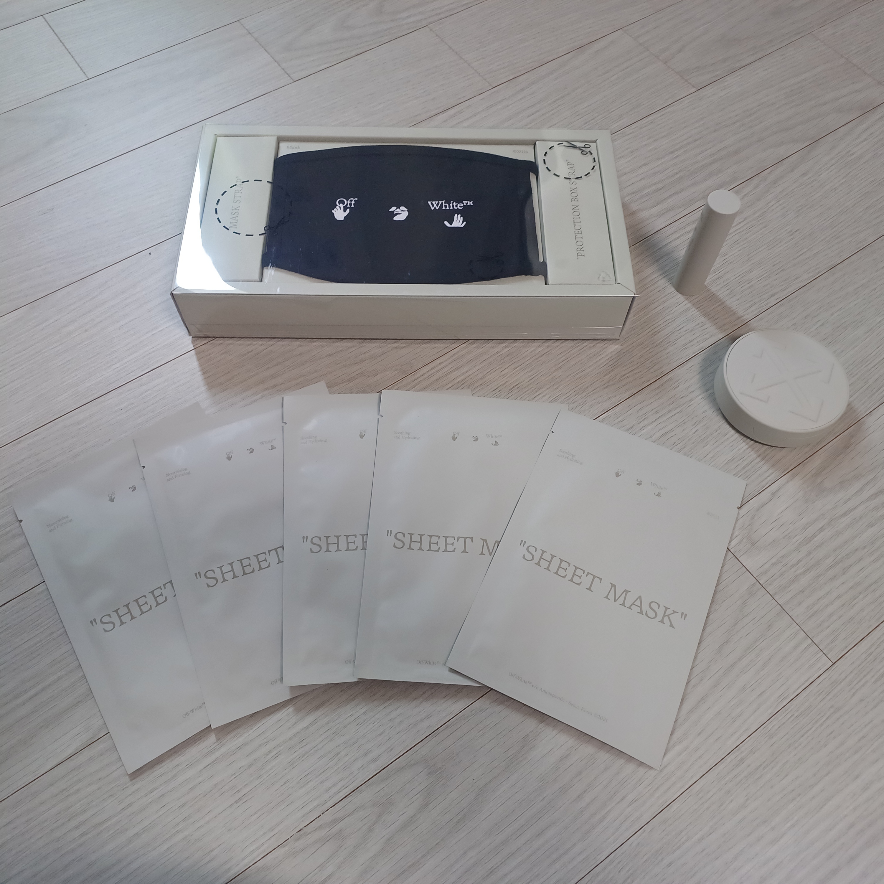 Off-White x Amore Pacific Protection Box (Without Cosmetics) 착용 스타일 - 3