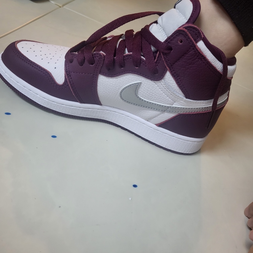 (GS) Jordan 1 Retro High OG Bordeaux 착용 스타일