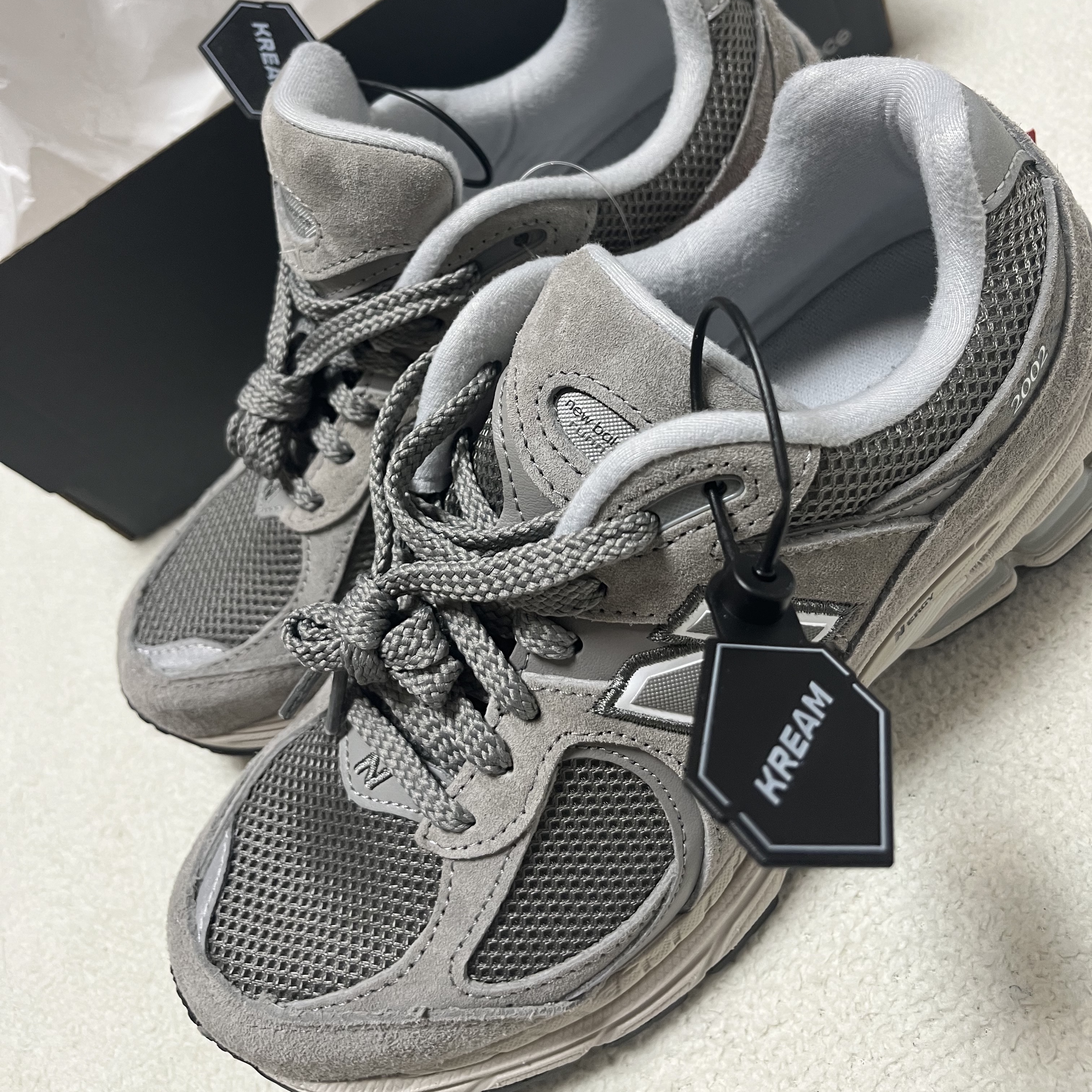 New Balance 2002R Grey 착용 스타일