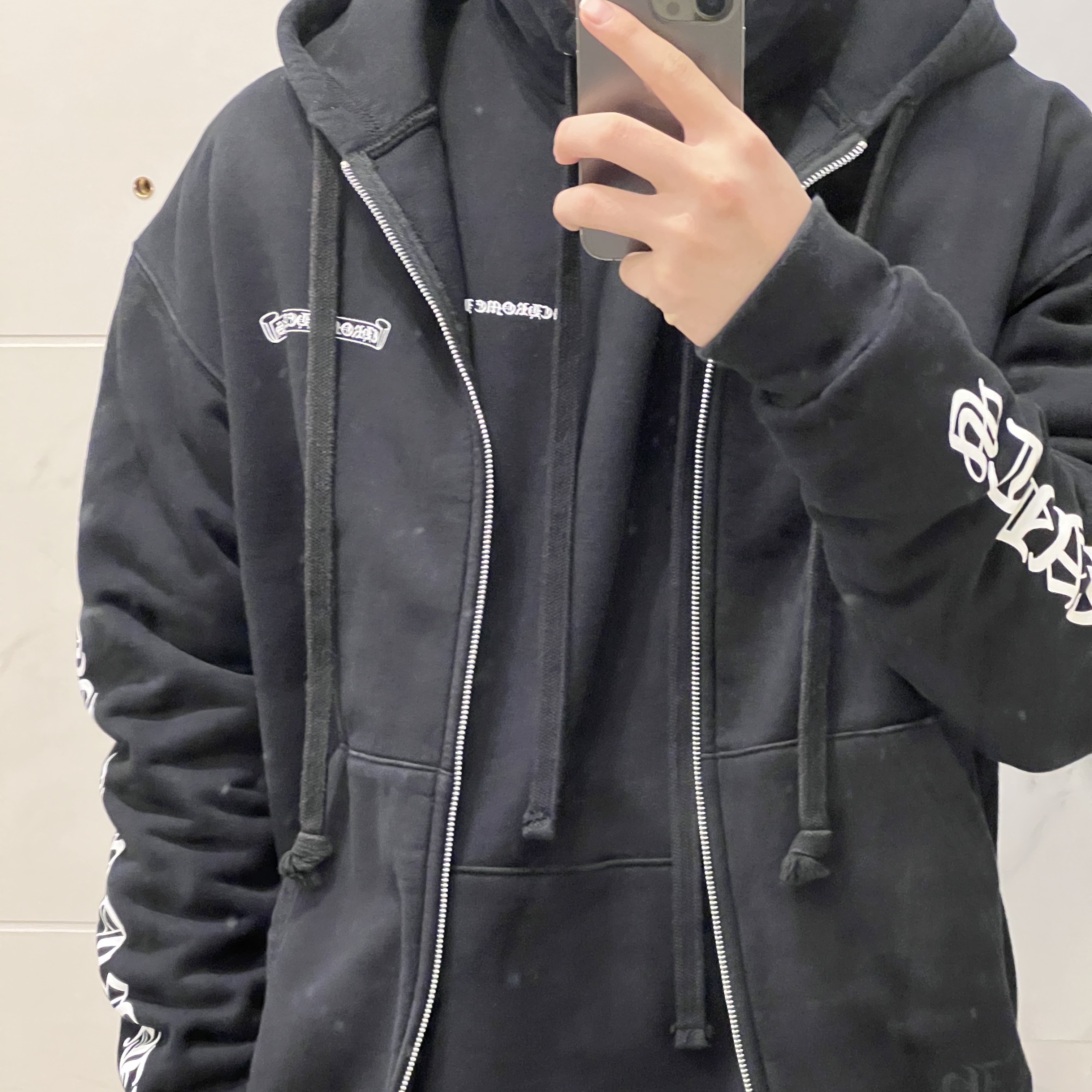 Chrome Hearts Scroll Logo Fleece Zip-Up Hoodie Black, Chrome Hearts Cemetery Cross Tire Tracks Hoodie Black 착용 스타일