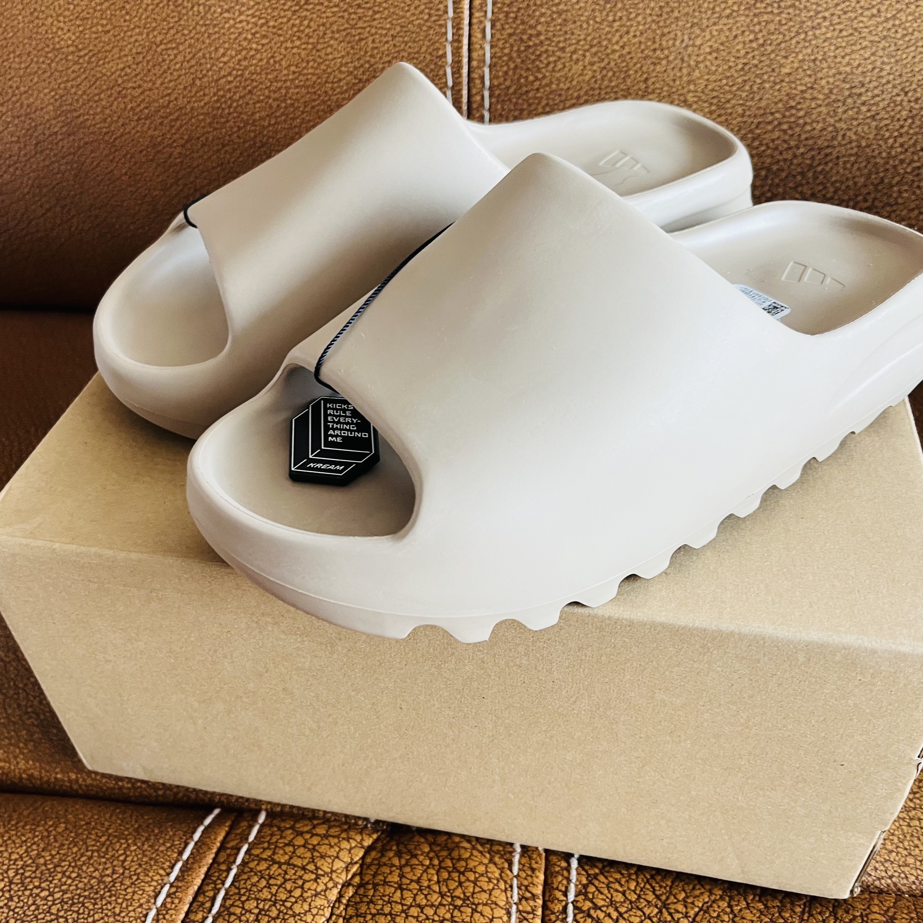 Adidas Yeezy Slide Pure 착용 스타일 - 1