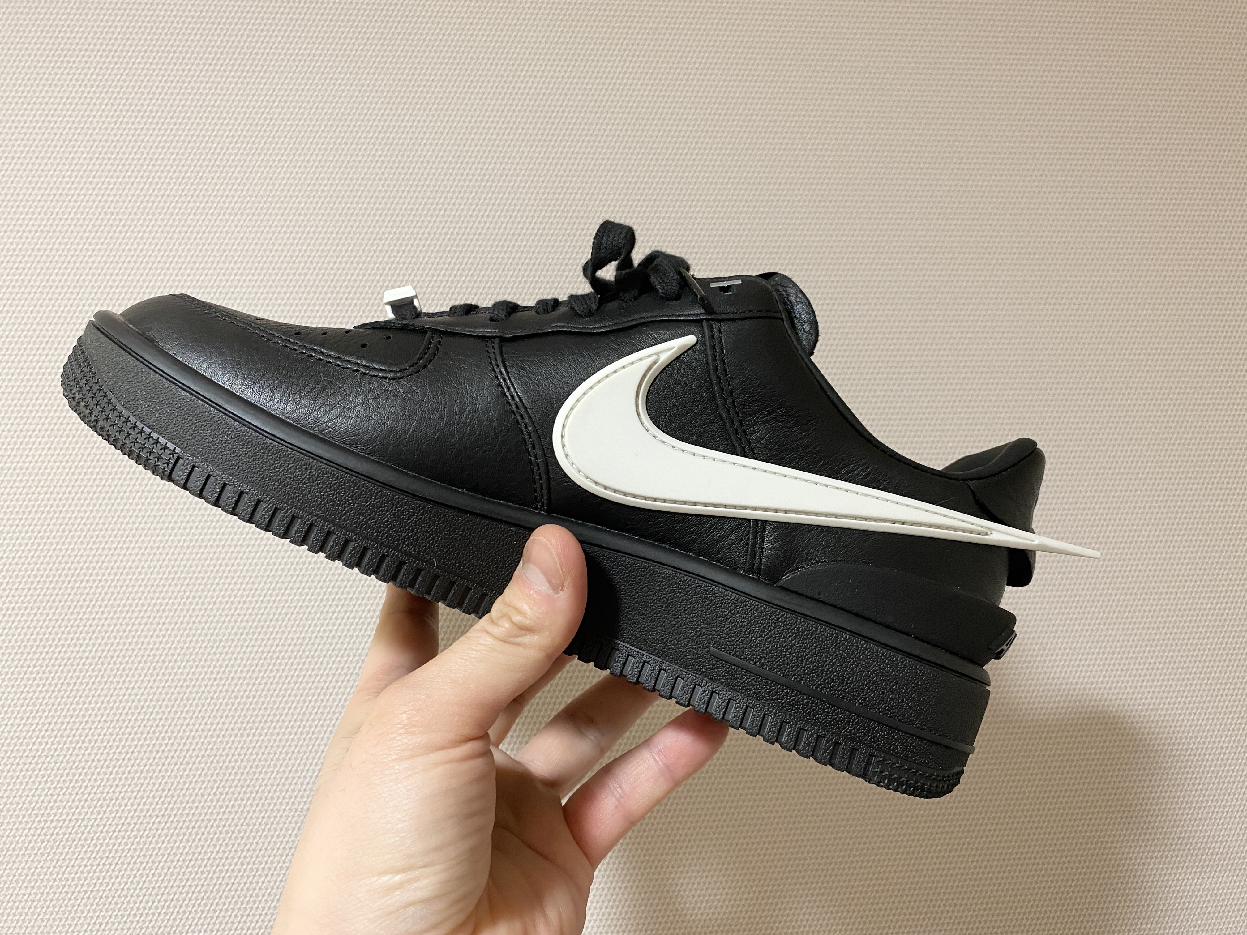 Nike x Ambush Air Force 1 Low SP Black 착용 스타일 - 2