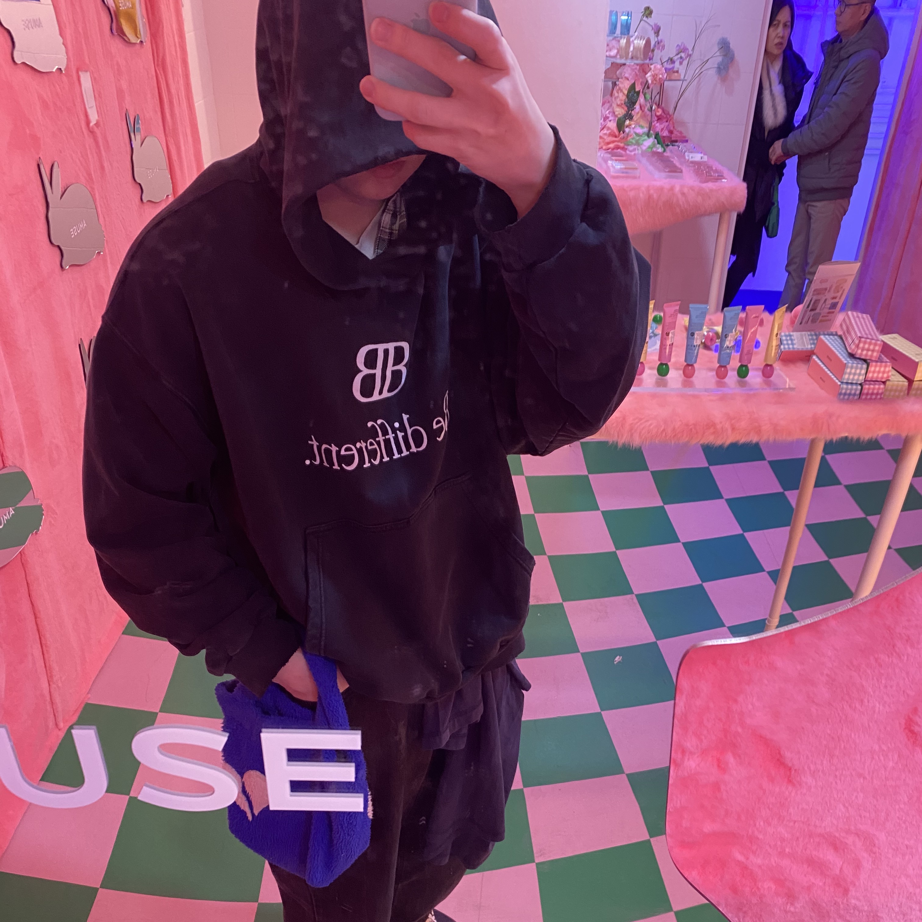 Balenciaga Be Different Hoodie Black 착용 스타일 - 2