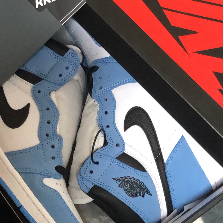 Jordan 1 Retro High OG University Blue 착용 스타일 - 2