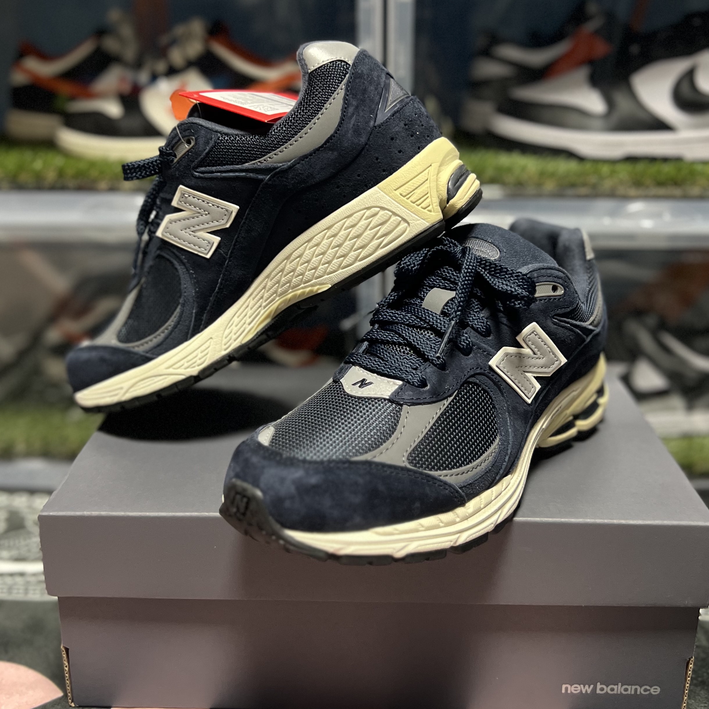 New Balance 2002R Eclipse Castlerock 착용 스타일 - 2