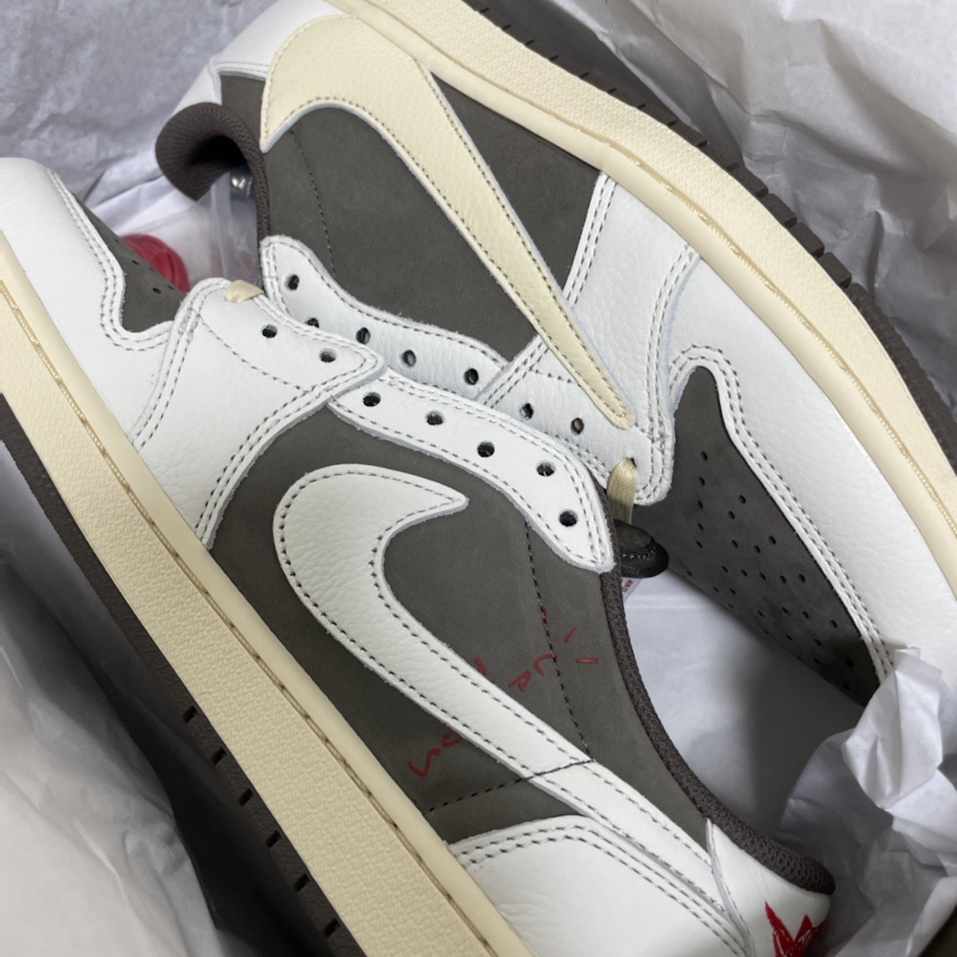 Jordan 1 x Travis Scott Retro Low OG SP Sail and Ridgerock 착용 스타일