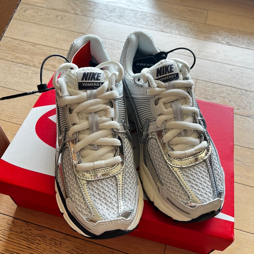 (W) Nike Zoom Vomero 5 Photon Dust and Metallic Silver 착용 스타일