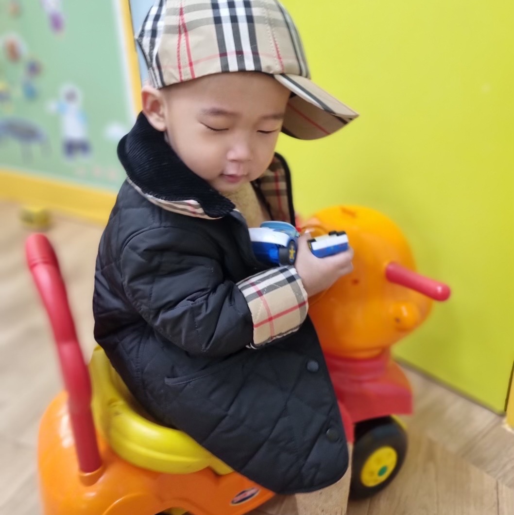 (Kids) Burberry Vintage Check Icon Stripe Ball Cap Archive Beige 착용 스타일