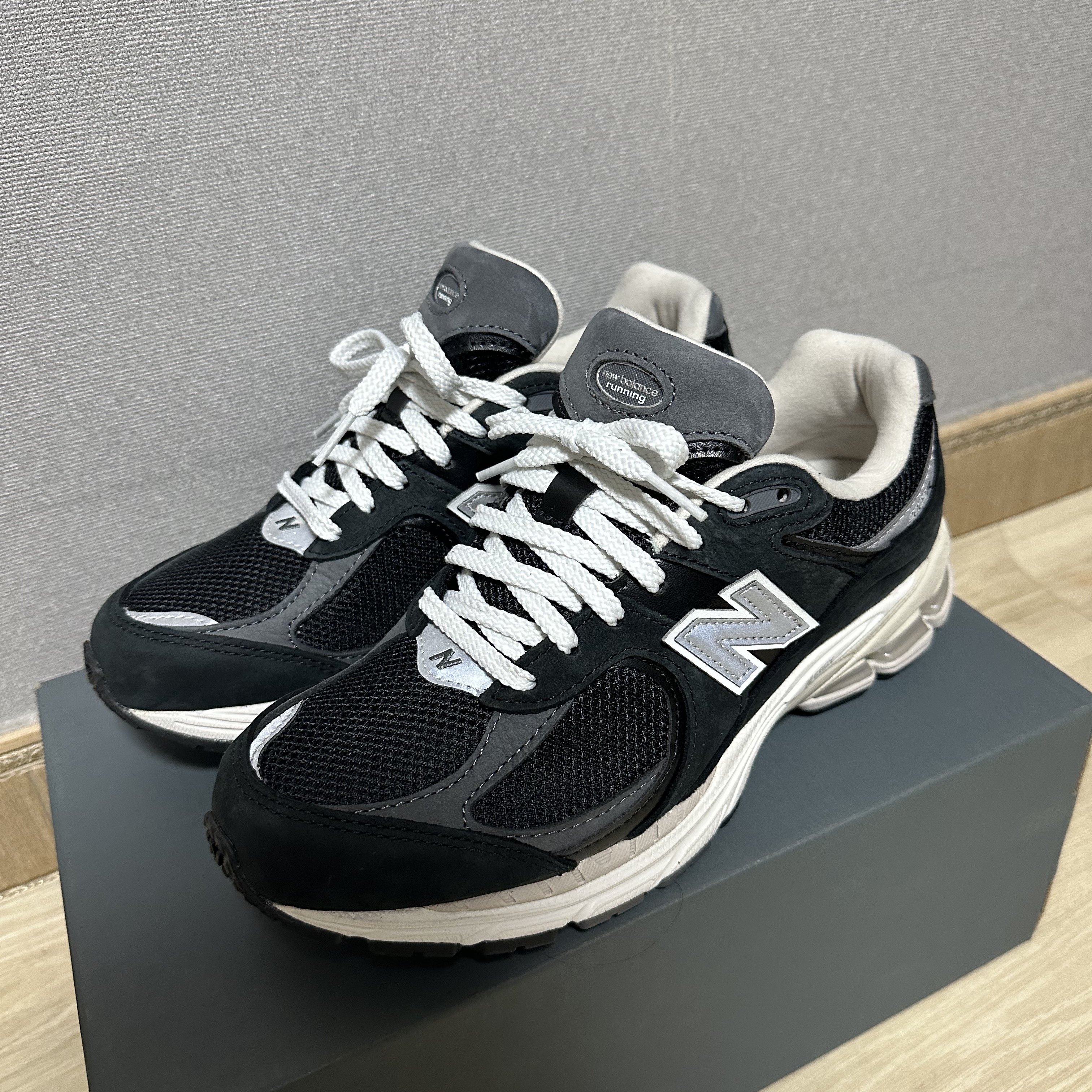 New Balance 2002R Premium Vintage Black 착용 스타일 - 2