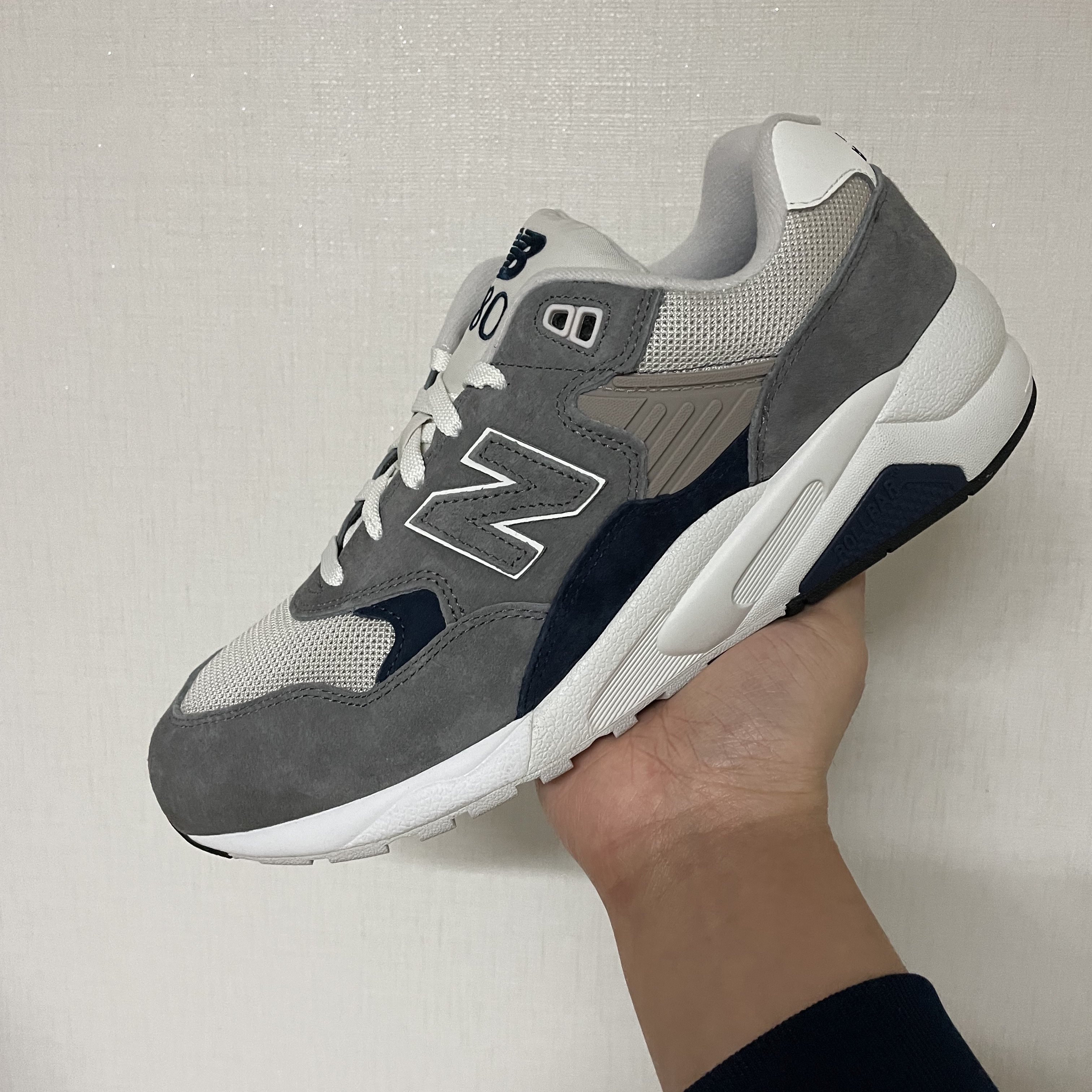 New Balance 580 Dark Grey Navy 착용 스타일 - 1