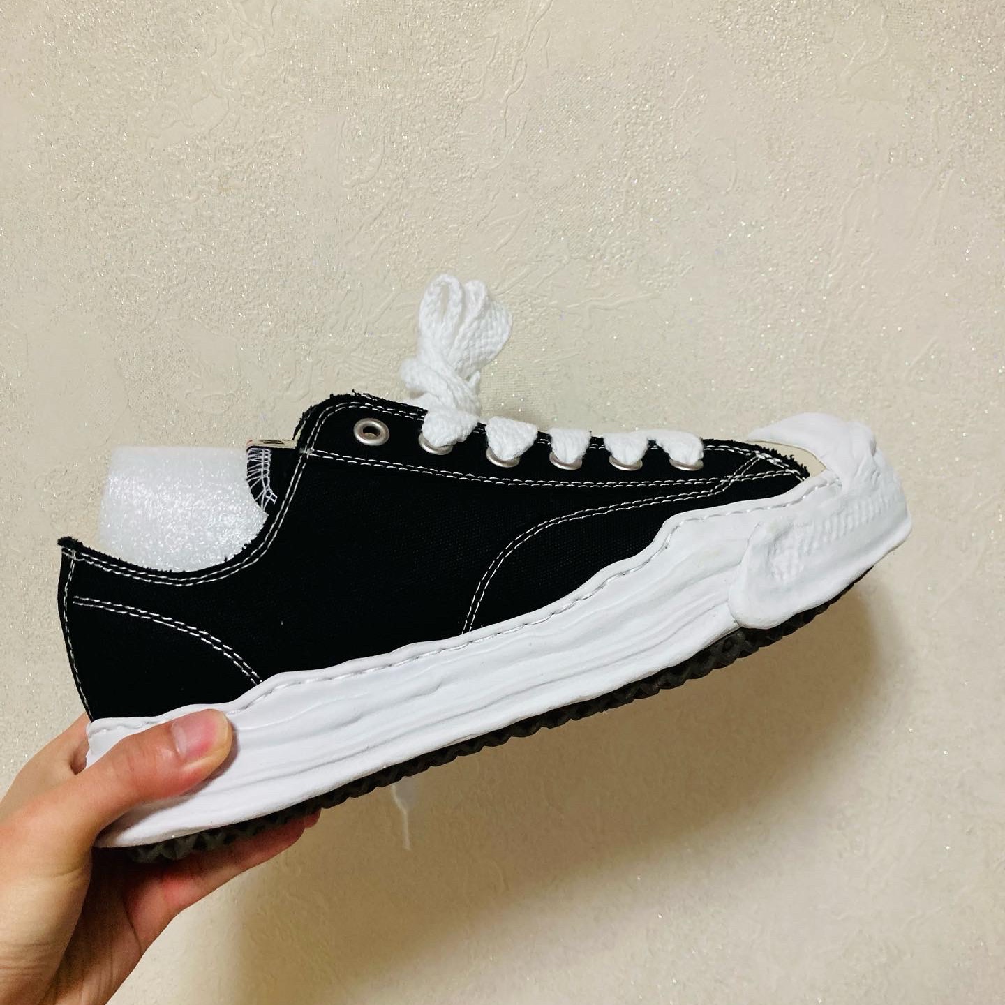 Maison Mihara Yasuhiro Hank OG Sole Canvas Low-top Sneakers Black 착용 스타일