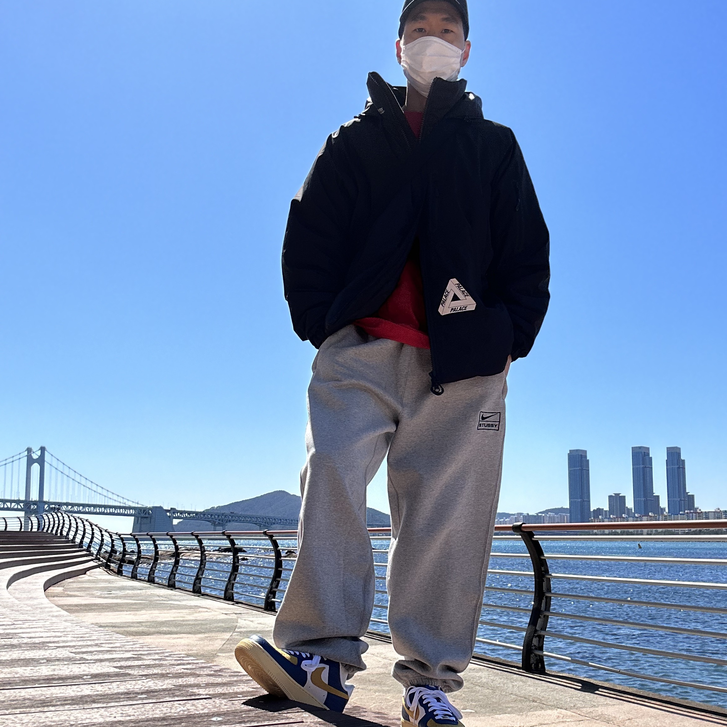 Palace Gore-Tex Infinium Loft Jacket Black - 22FW, Supreme x The North Face Bandana T-Shirt Red - 22SS 착용 스타일 - 1