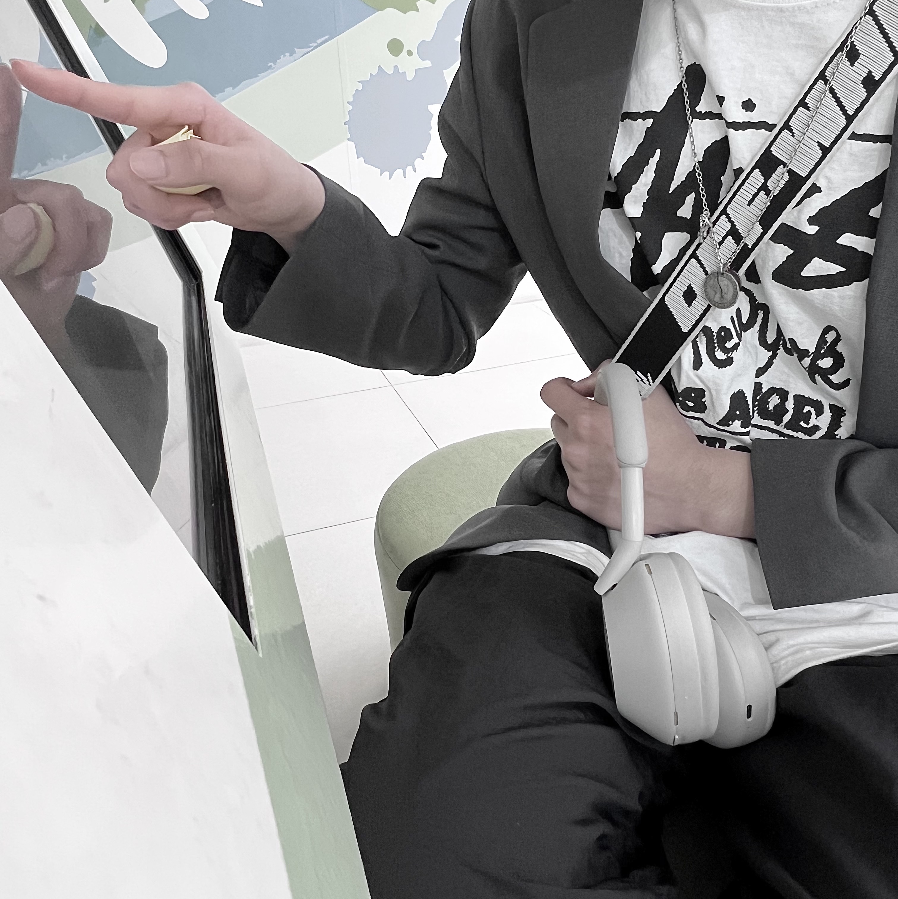Stussy Tour T-Shirt White, Sony WH-1000XM5 Silver (Korean Ver.) 착용 스타일