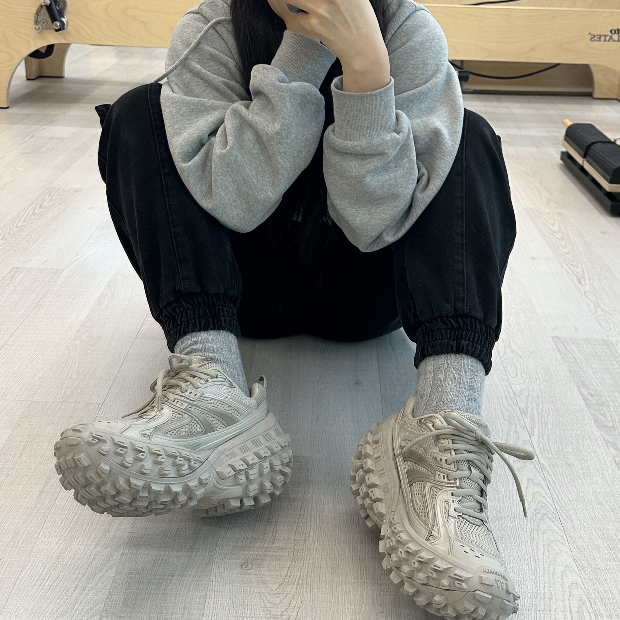 Balenciaga Defender Sneakers Beige, Acne Studios Large Face Logo Beanie Grey Melange 착용 스타일 - 2