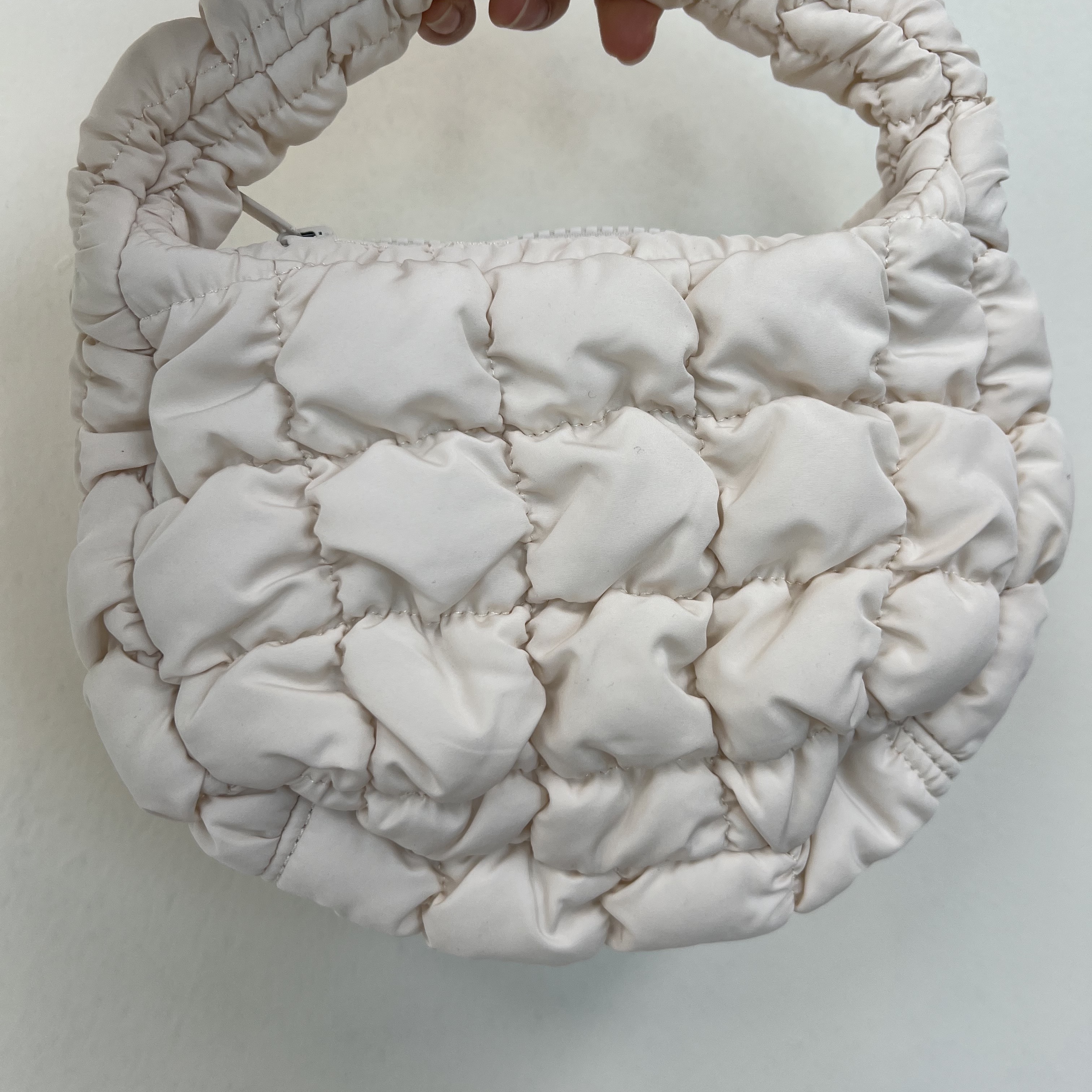 COS Quilted Micro Bag Off White 착용 스타일