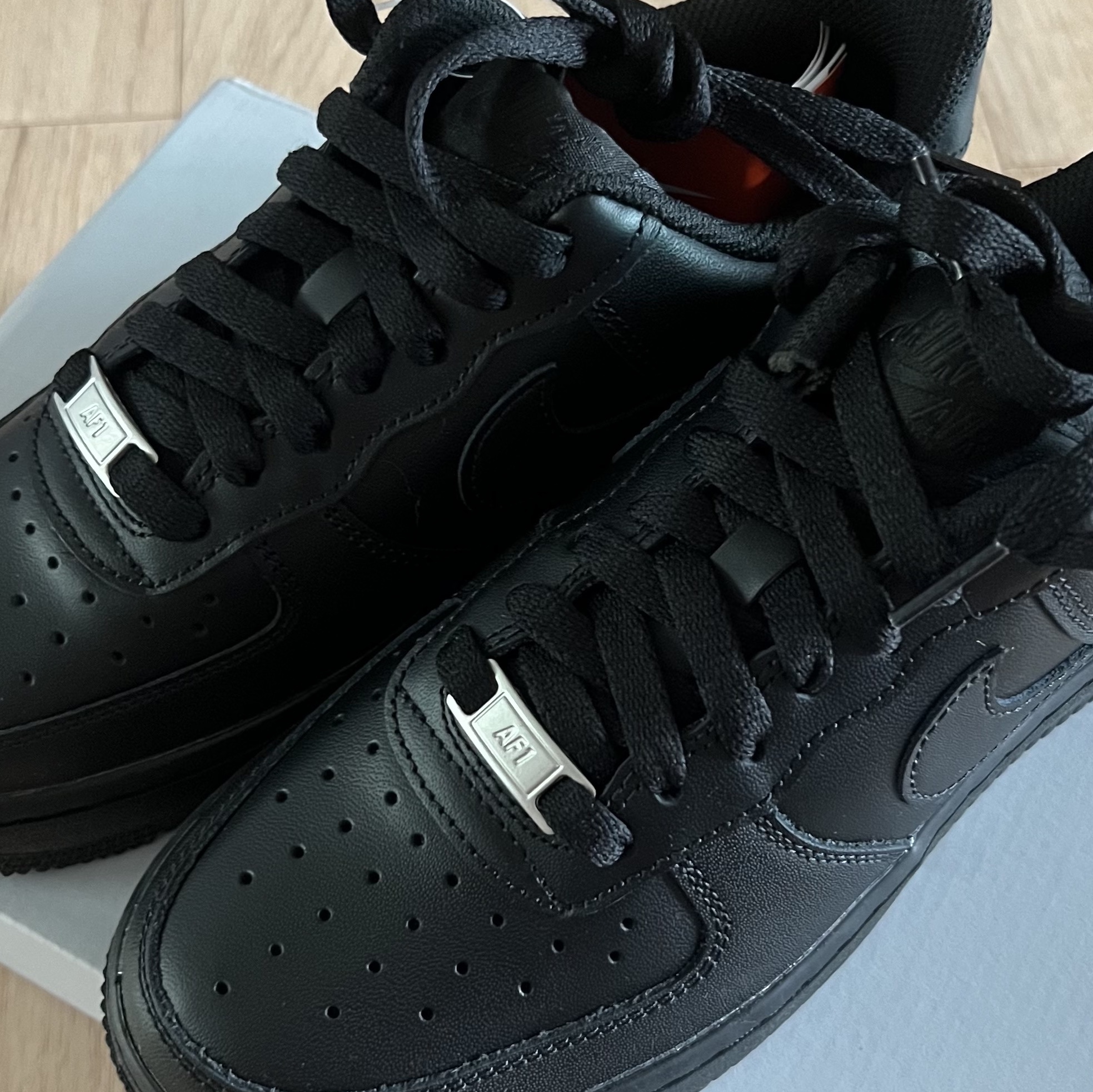 (W) Nike Air Force 1 '07 Low Triple Black 착용 스타일 - 1