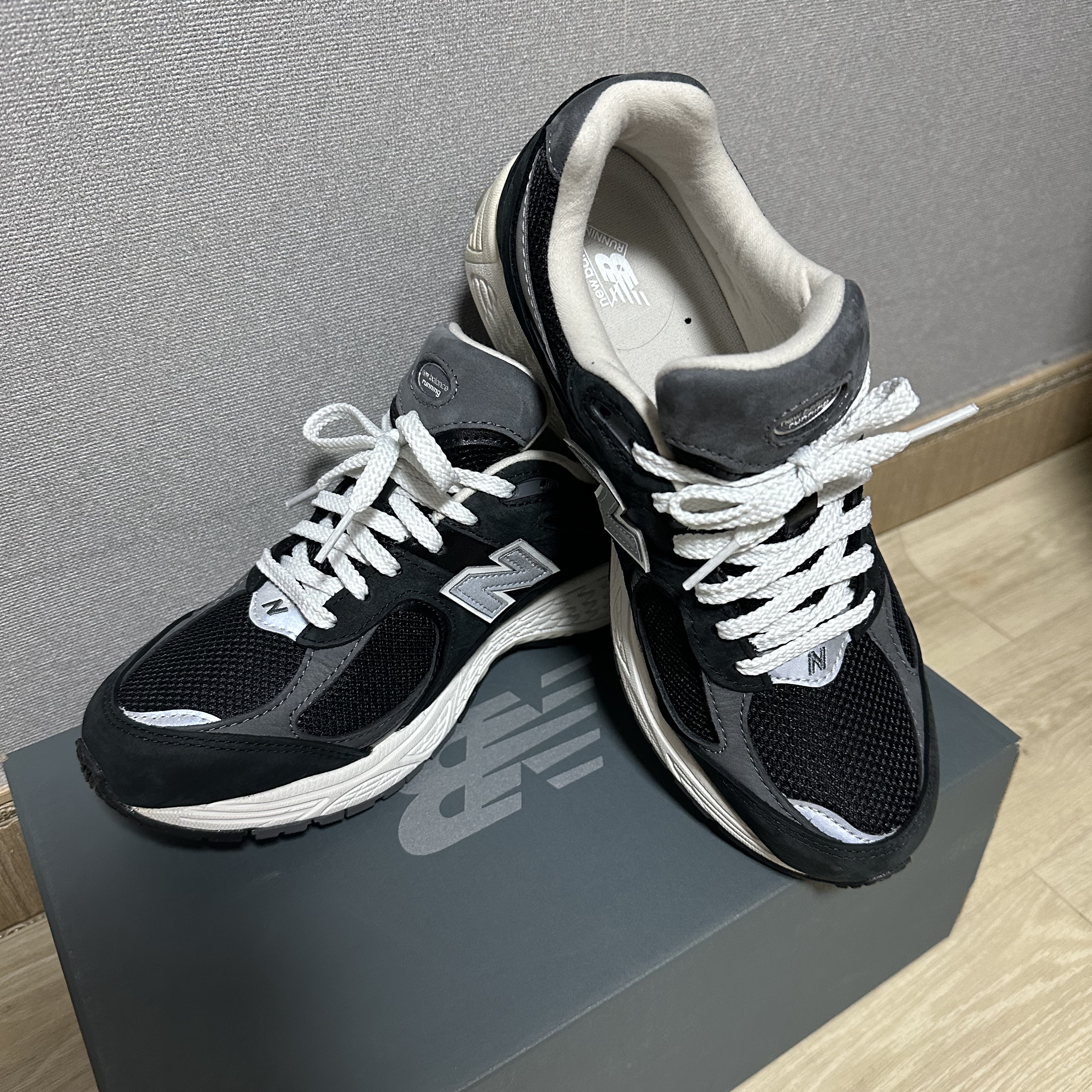 New Balance 2002R Premium Vintage Black 착용 스타일 - 1