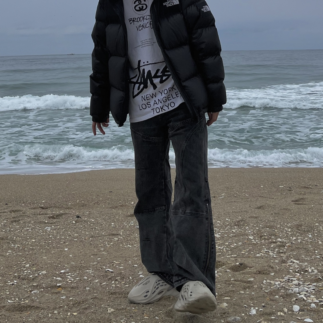 Adidas Yeezy Foam RNNR Sand, Stussy x Takahiromiyashita The Soloist 40 WT T-Shirt 착용 스타일