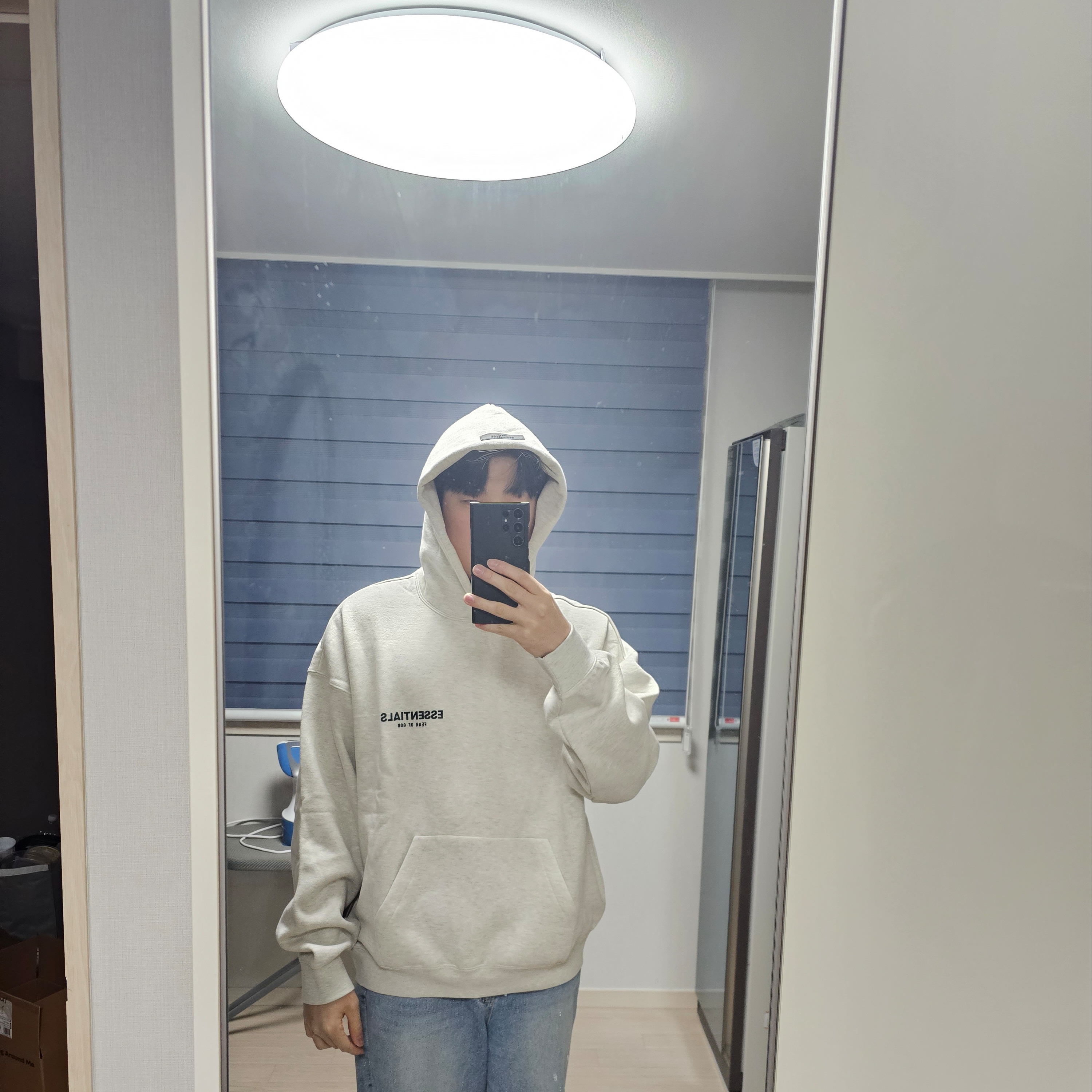 Essentials The Core Collection Hoodie Light Oatmeal 착용 스타일