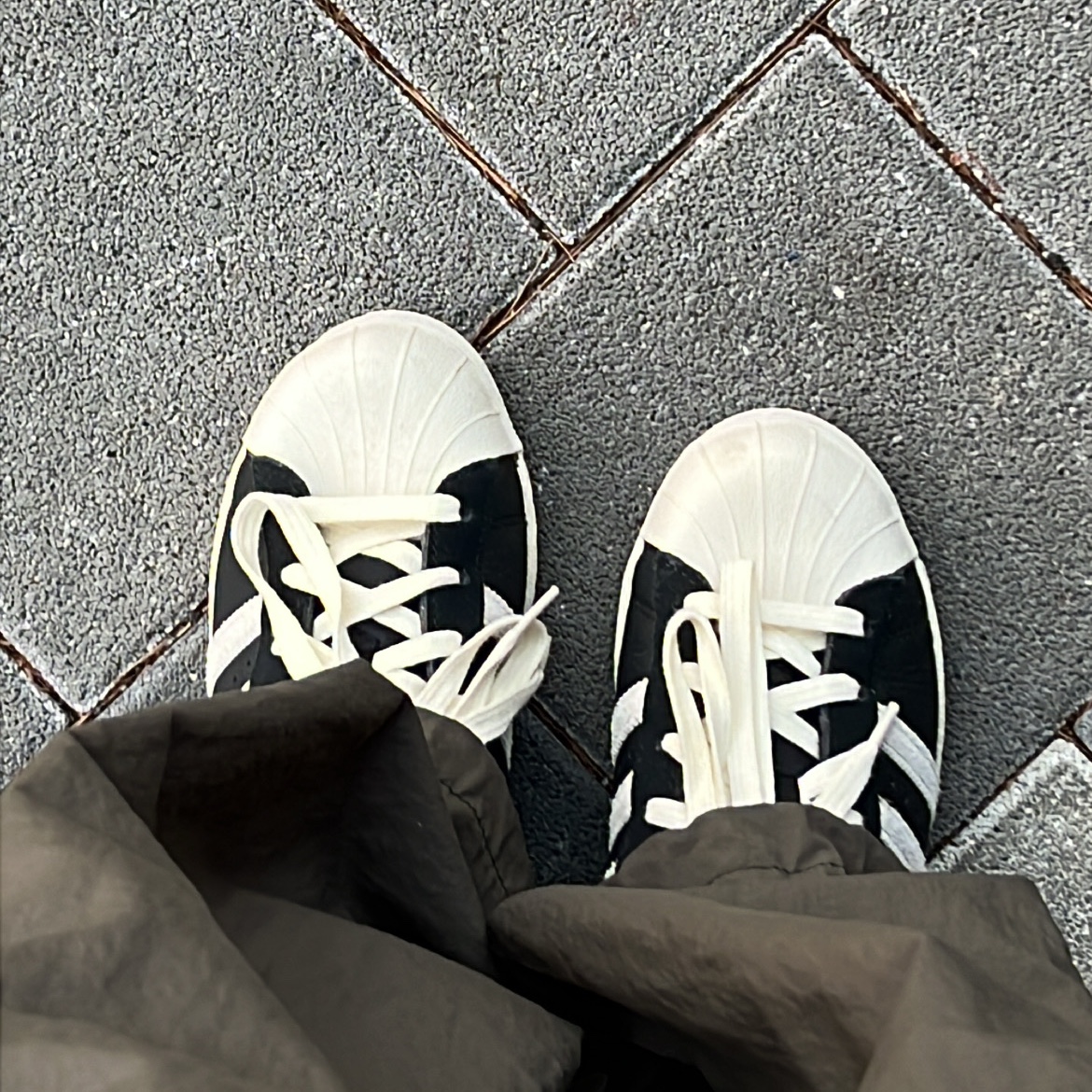 Adidas Superstar 82 Black White 착용 스타일