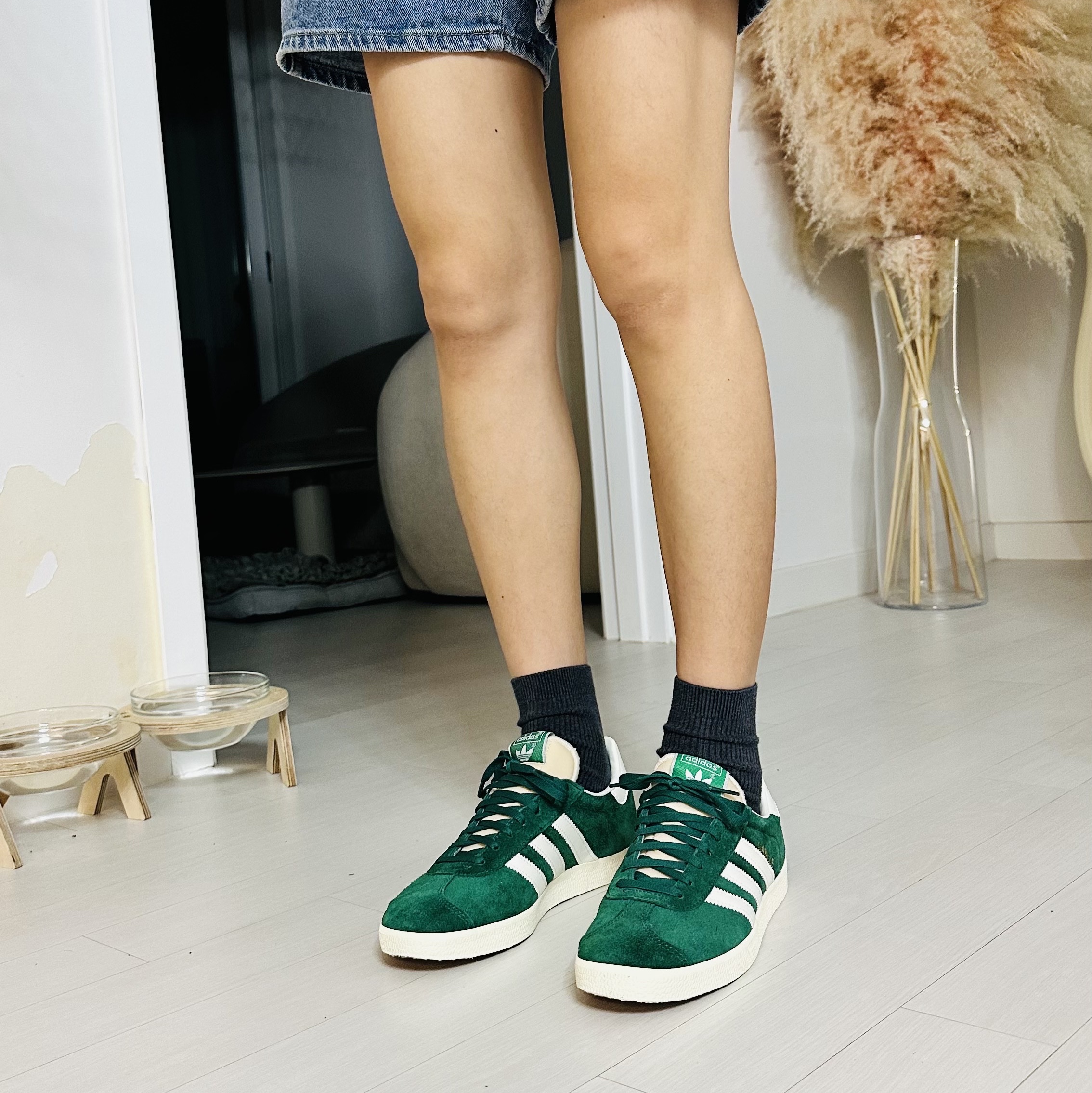 Adidas Gazelle Dark Green Cream White 착용 스타일