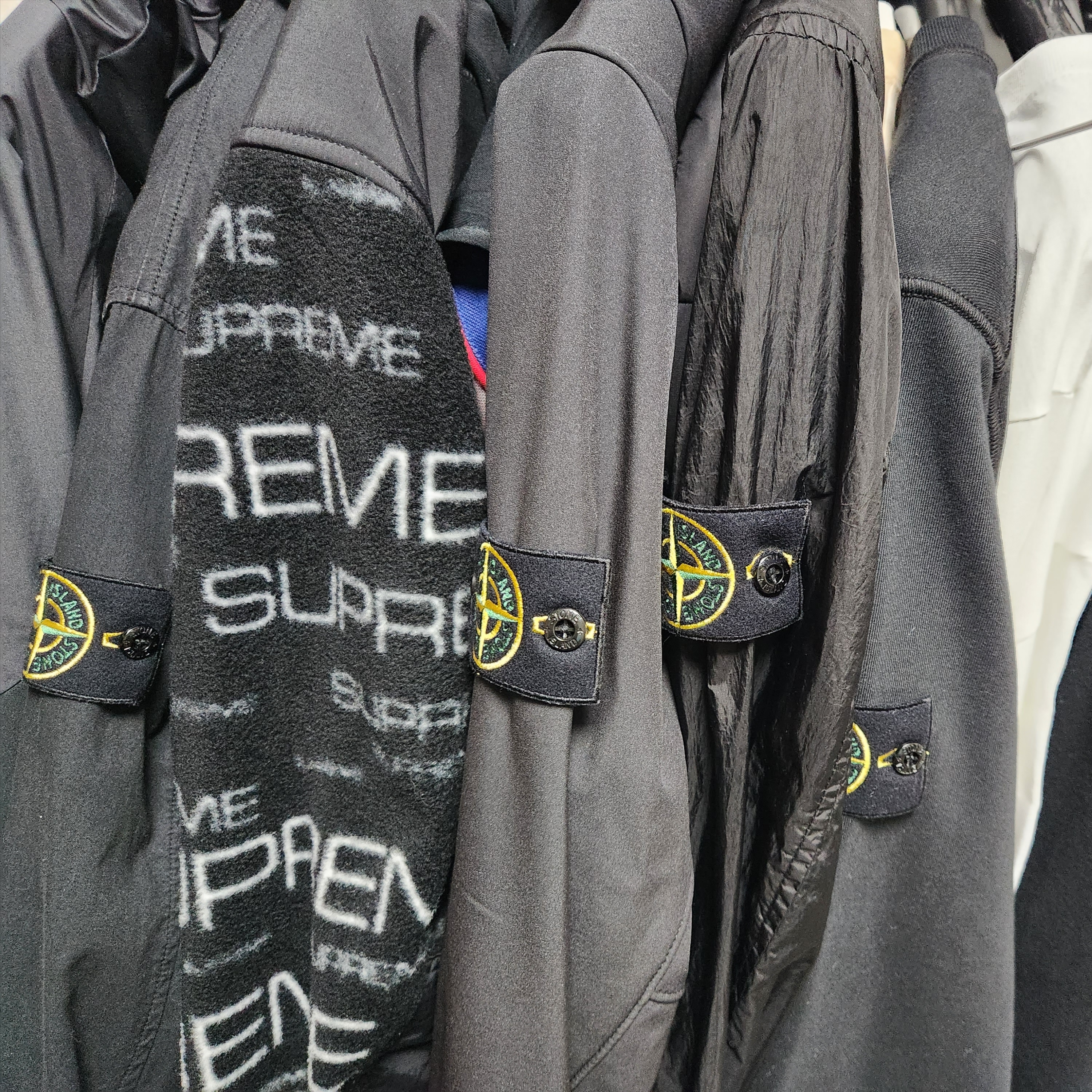 Supreme World Famous Jacquard Track Jacket Stone - 22FW, Stone Island 63051 Crewneck Sweatshirt Black - 22SS 착용 스타일