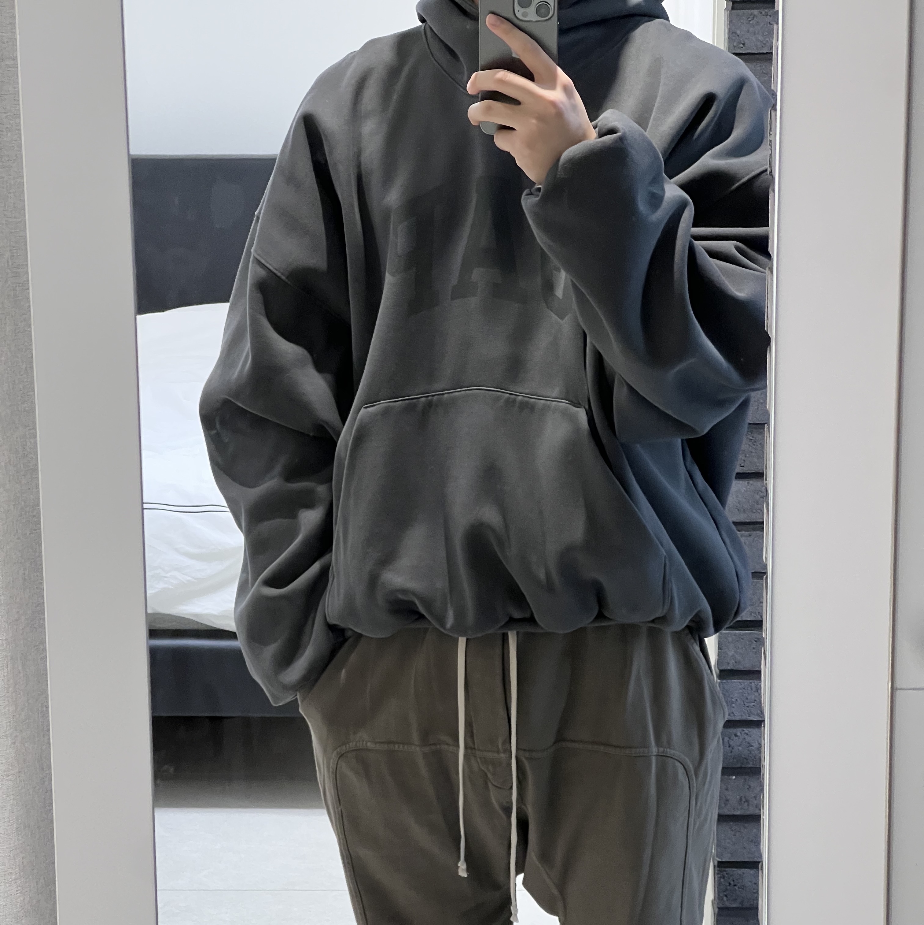 Yeezy Gap Engineered By Balenciaga Dove Hoodie Black 착용 스타일