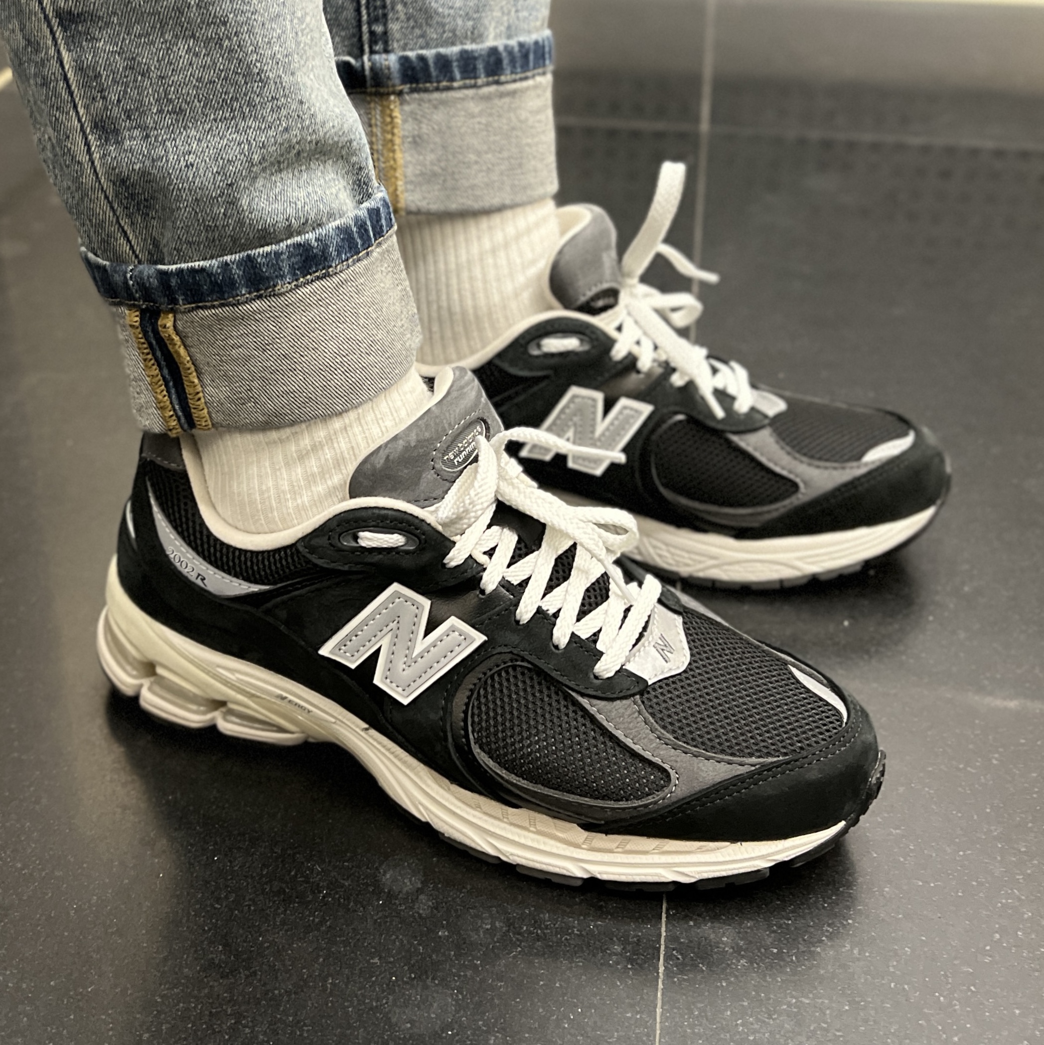 New Balance 2002R Premium Vintage Black 착용 스타일 - 1