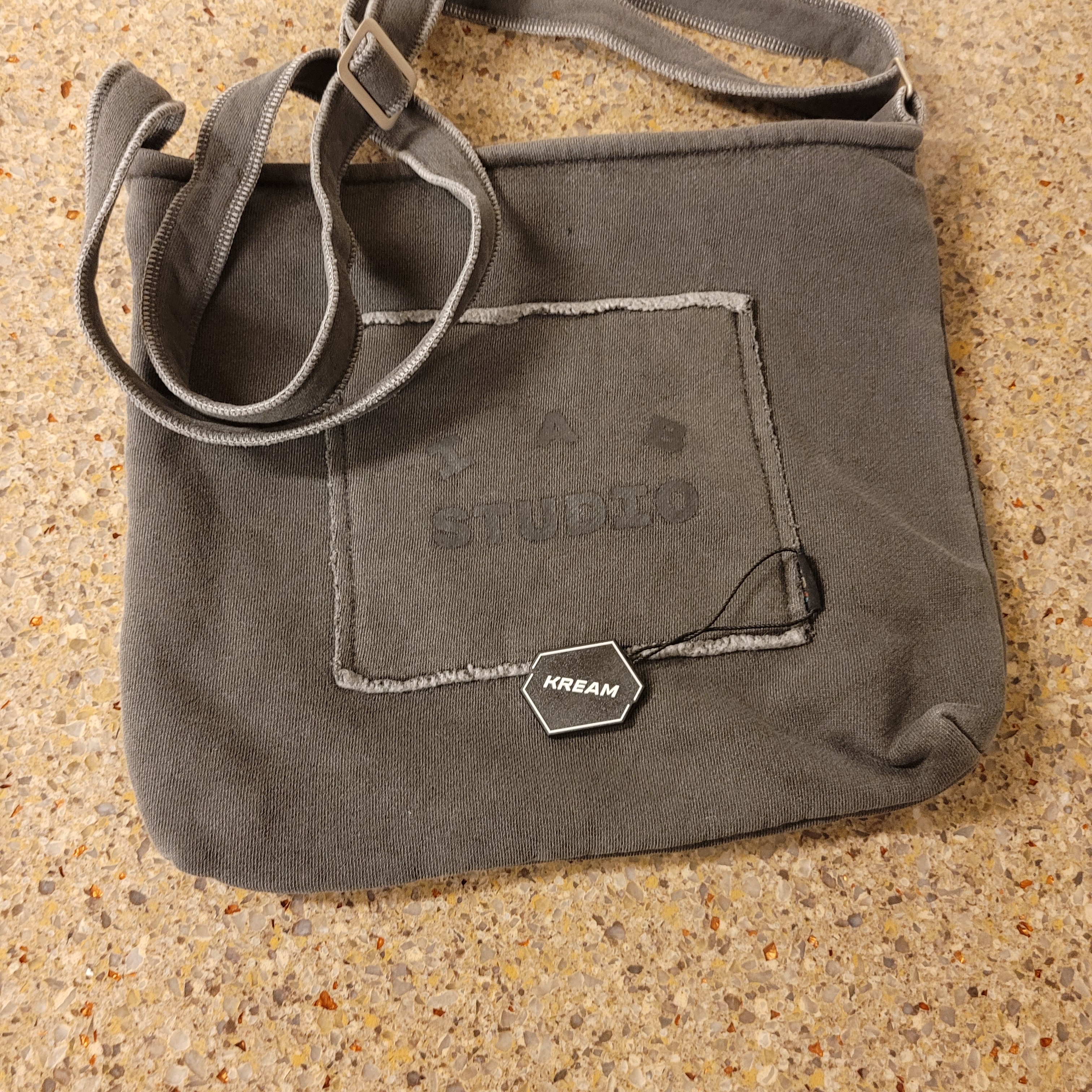 IAB Studio Pigment Bag Black 착용 스타일