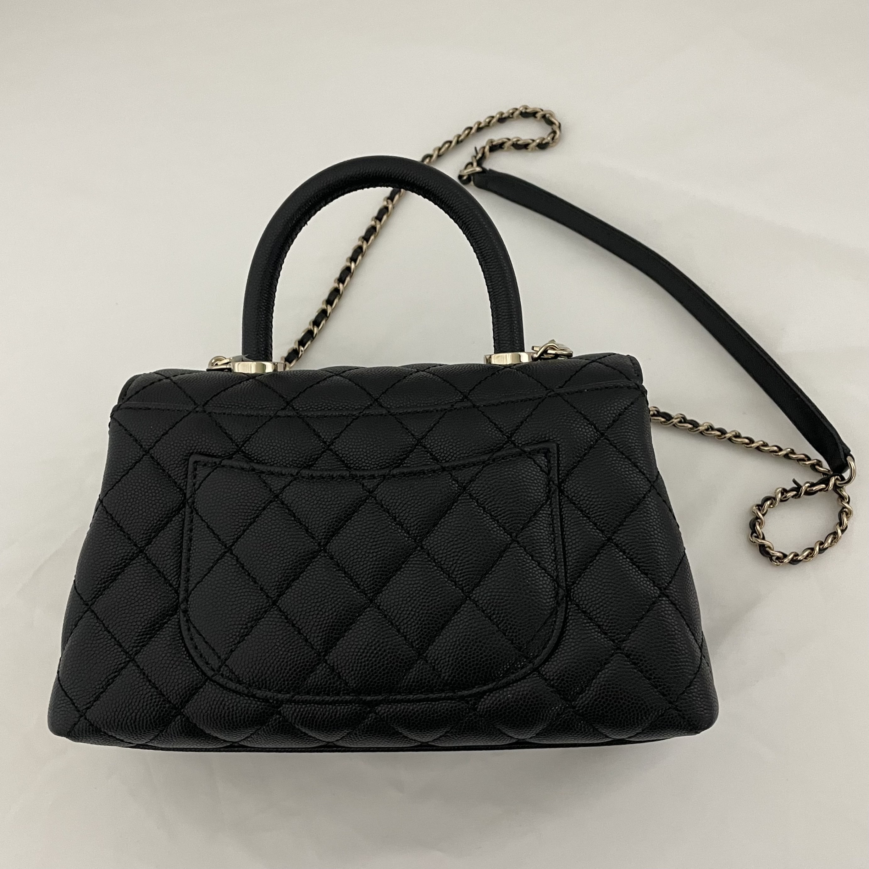 Chanel Flap Bag with Top Handle Grained Calfskin & Gold Black 착용 스타일 - 4