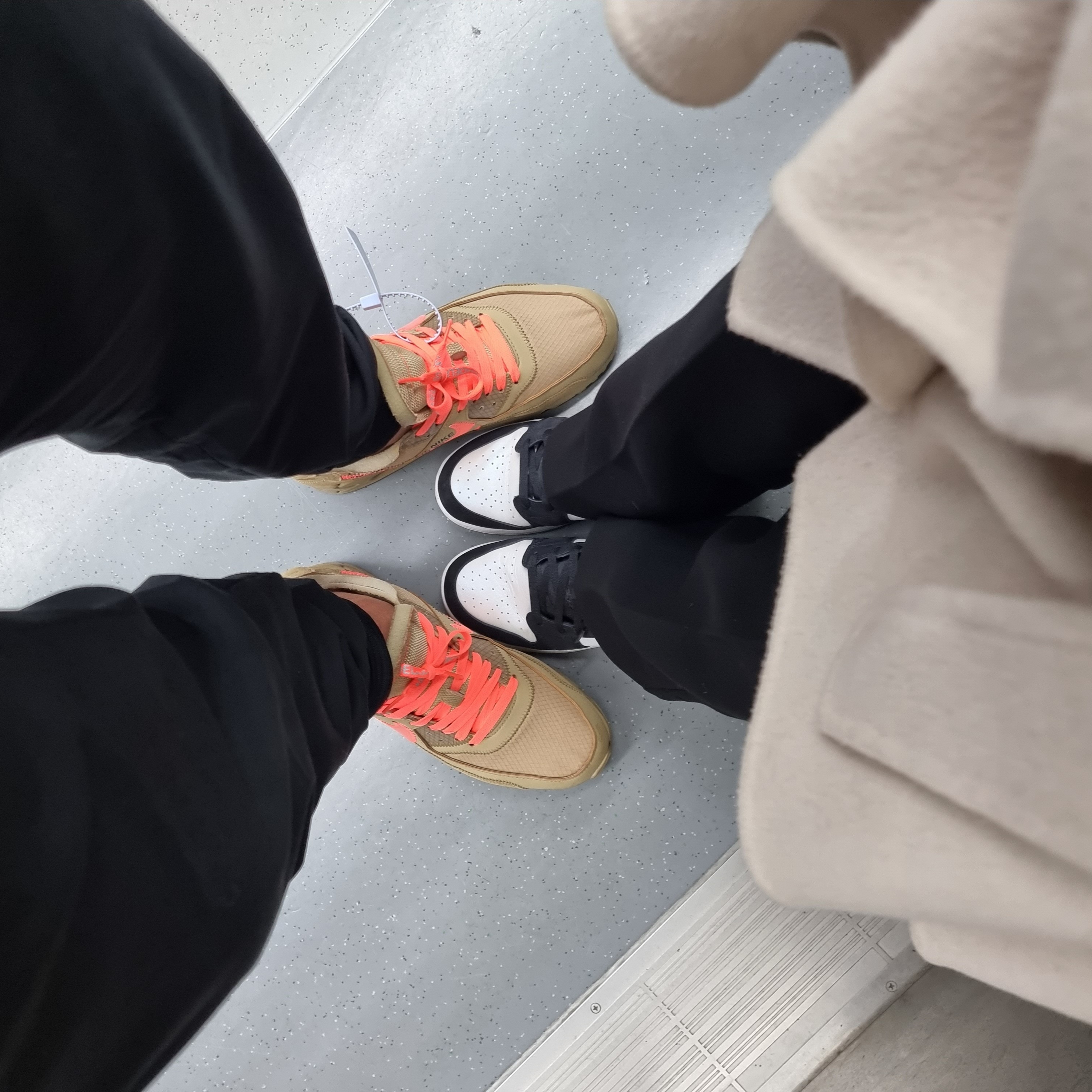 Nike x Off-White Air Max 90 V2 Desert Ore, Jordan 1 Mid SE Diamond 착용 스타일 - 1