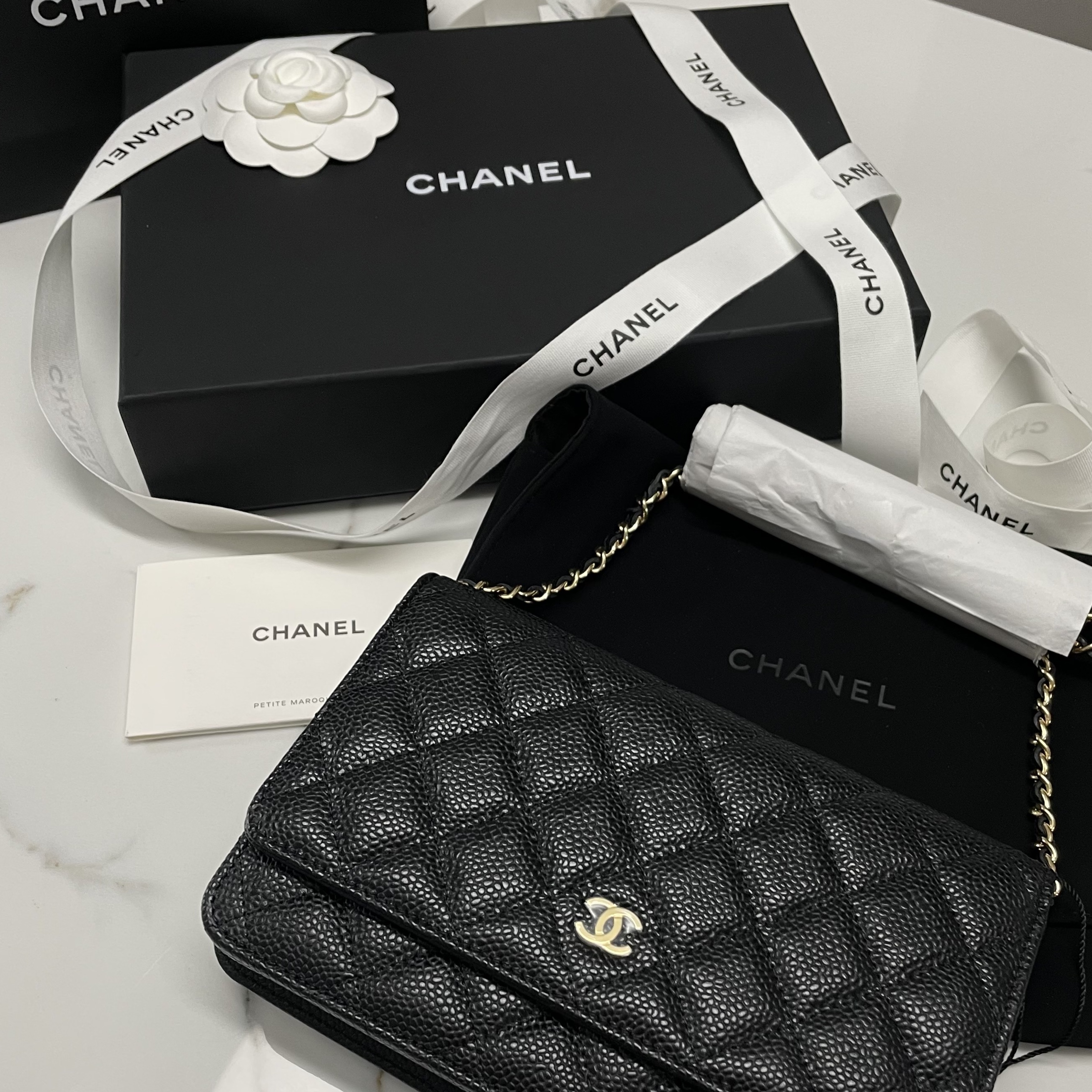 Chanel Classic Wallet On Chain Grained Calfskin & Gold Black 착용 스타일