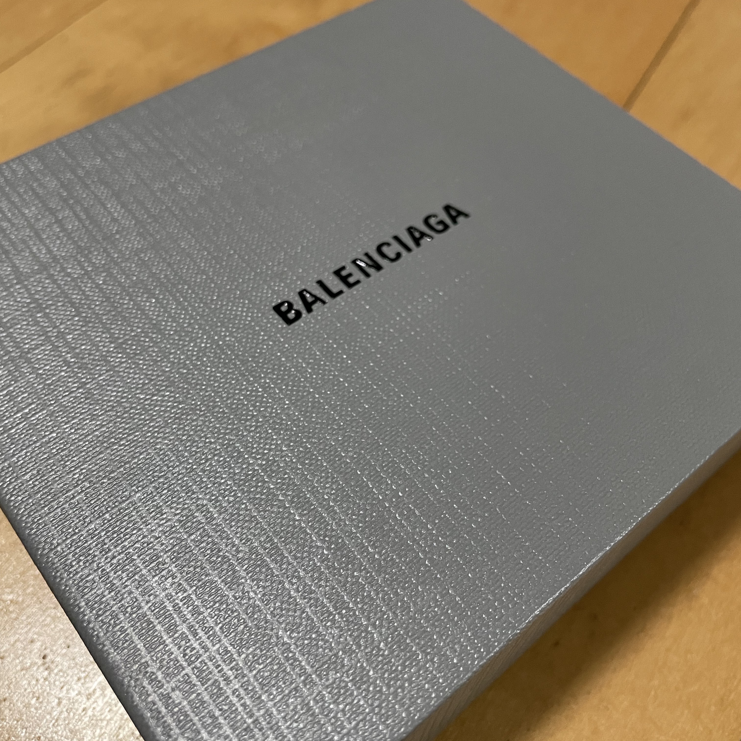 Balenciaga Cash Square Folded Wallet Black 착용 스타일