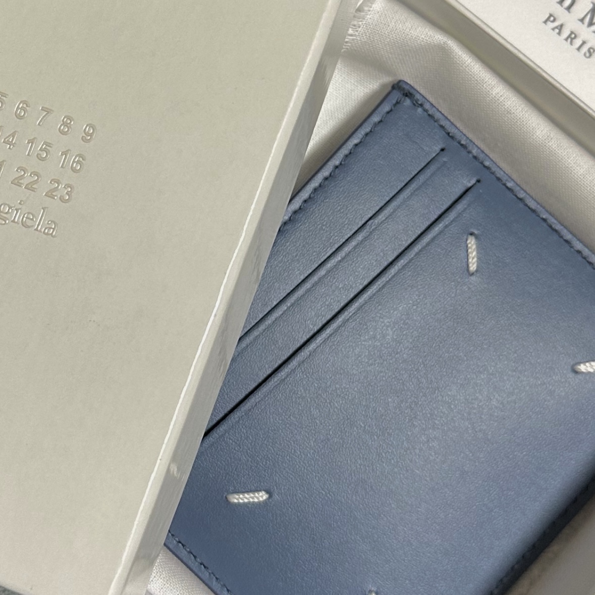 Maison Margiela Bovine Leather Card Holder Blue 착용 스타일