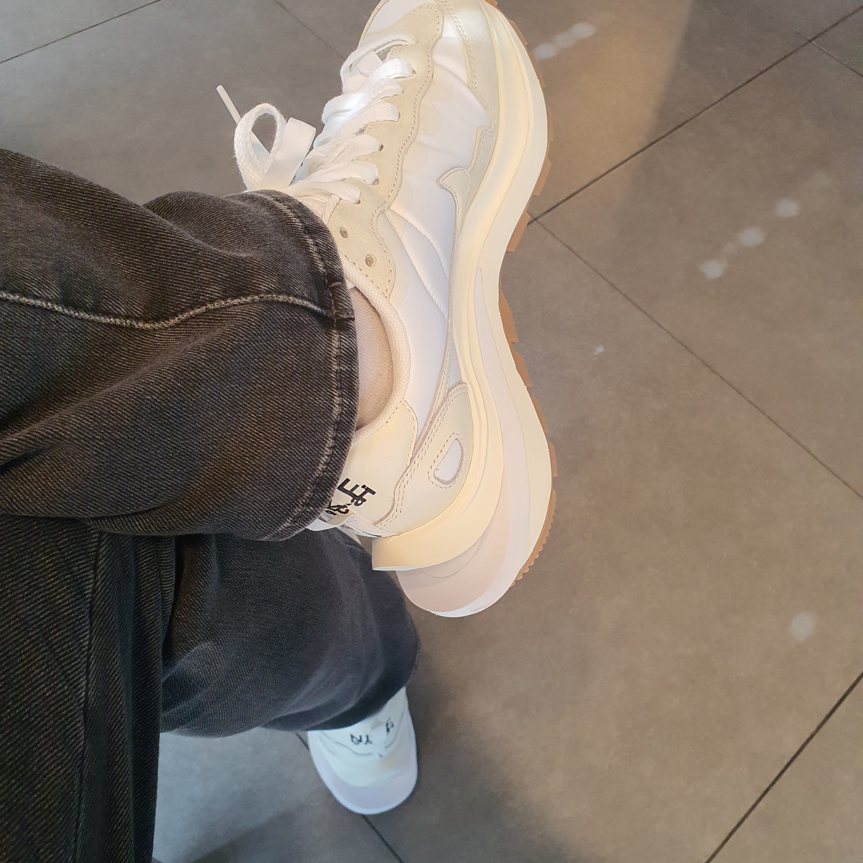 Nike x Sacai VaporWaffle White and Gum 착용 스타일 - 1